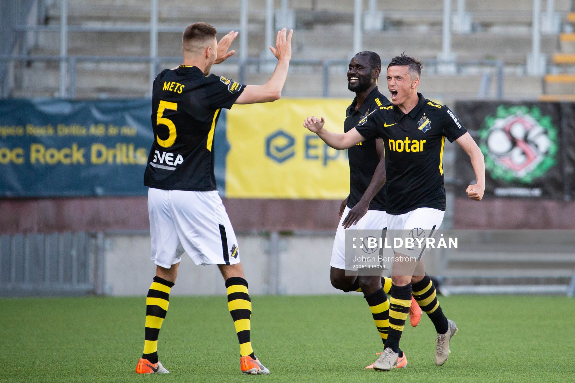 s Jasir Asani jublar med Karol Mets