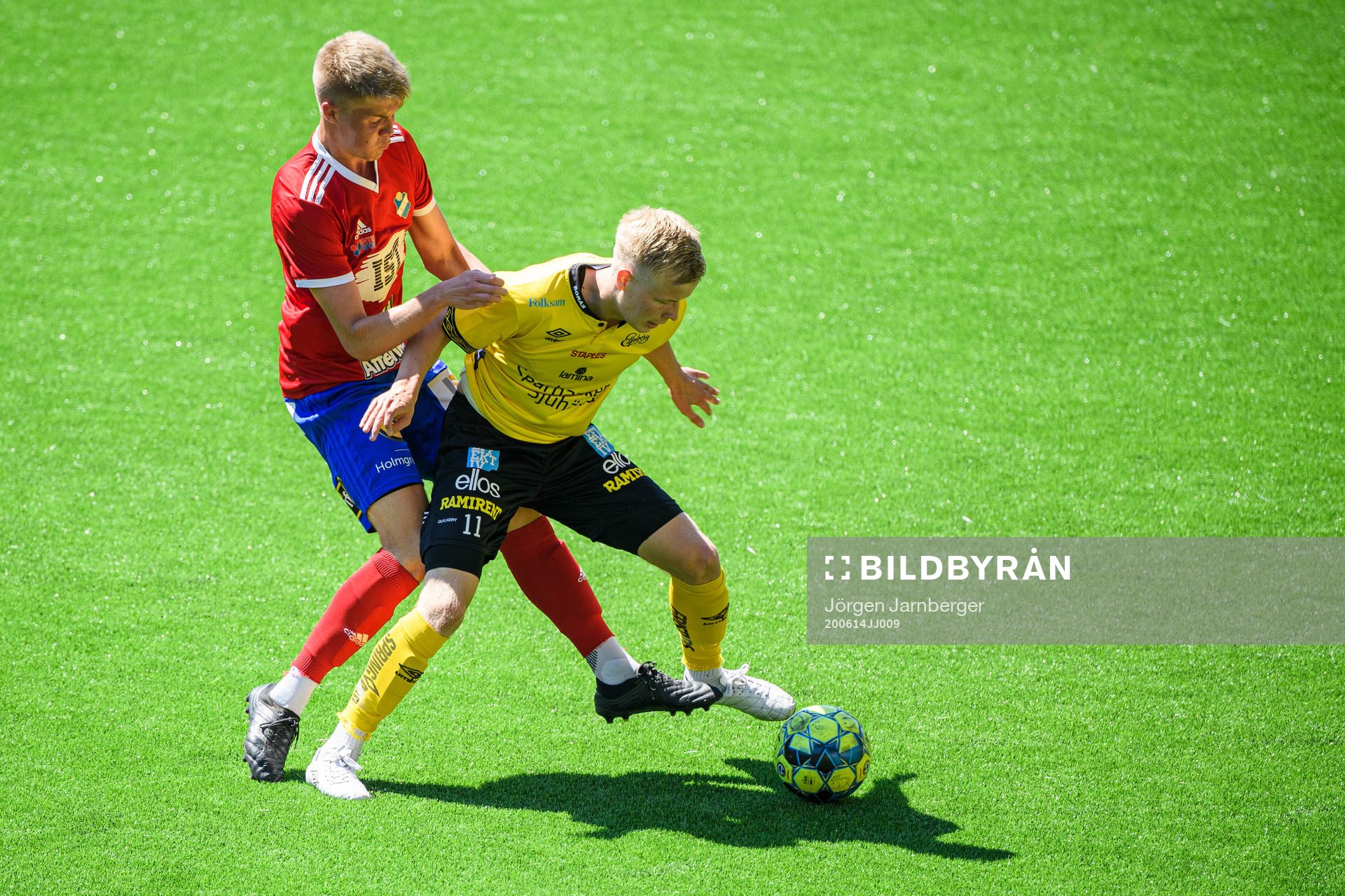 Elfsborgs Kevin Liimatainen och Östers Dennis Svernfors under fotbollsmatchen i U19 Allsvenskan mellan Elfsborg och Öster den 14 juni 2020 i Borås.