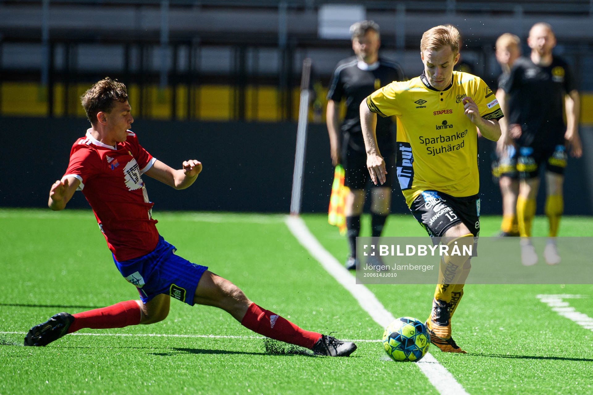 Elfsborgs Mattias Mannerstål och Östers Casper Eklund under fotbollsmatchen i U19 Allsvenskan mellan Elfsborg och Öster den 14 juni 2020 i Borås.