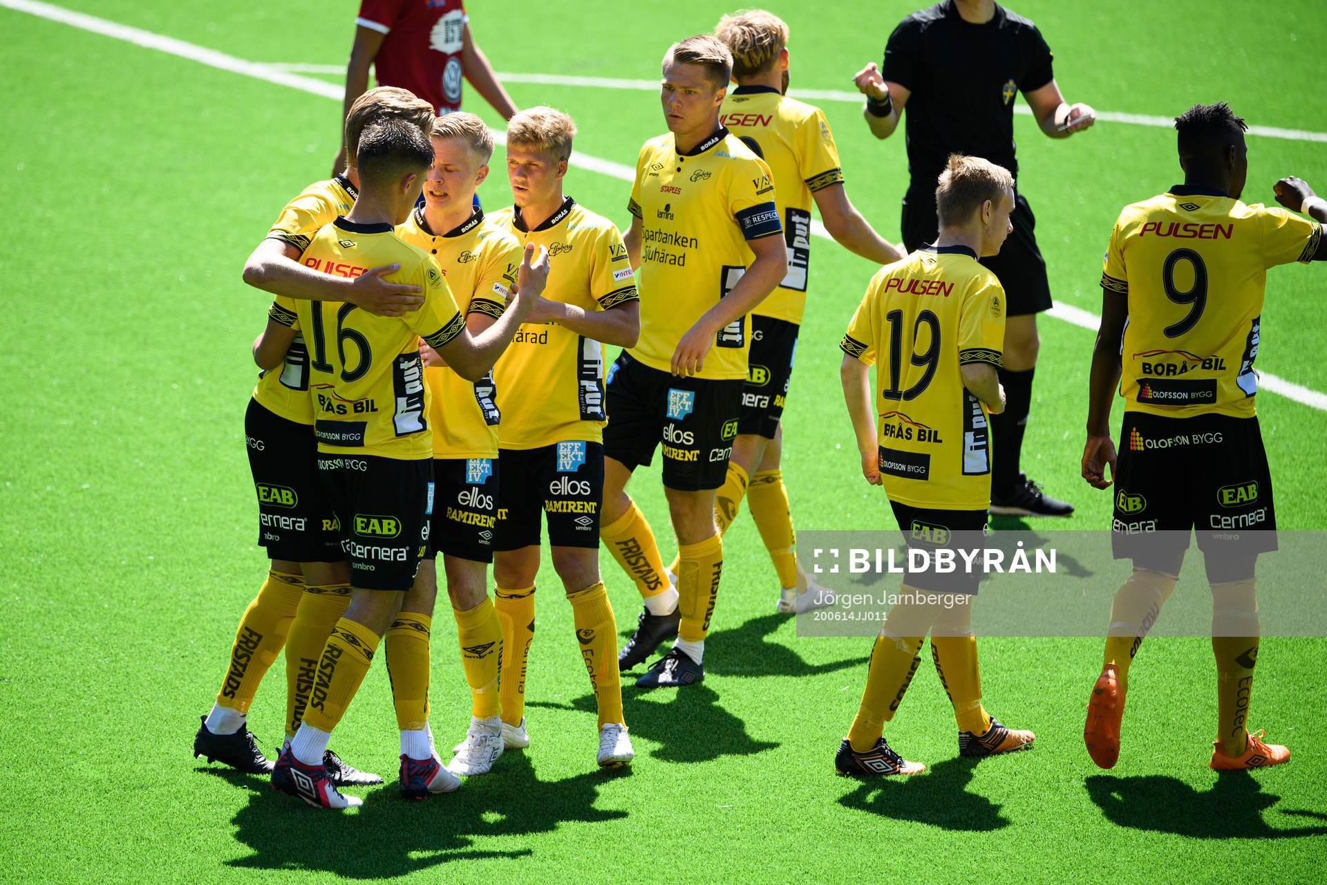 Elfsborgs Besfort Zeneli klappas om av lagkamraterna