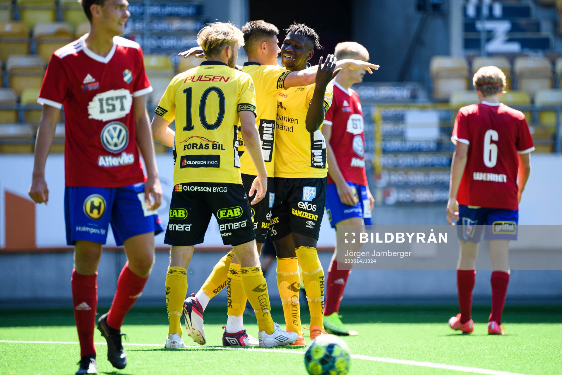 Elfsborgs Besfort Zeneli kramas om av Musa M'Benga efter 2-0 under fotbollsmatchen i U19 Allsvenskan mellan Elfsborg och Öster den 14 juni 2020 i Borås.