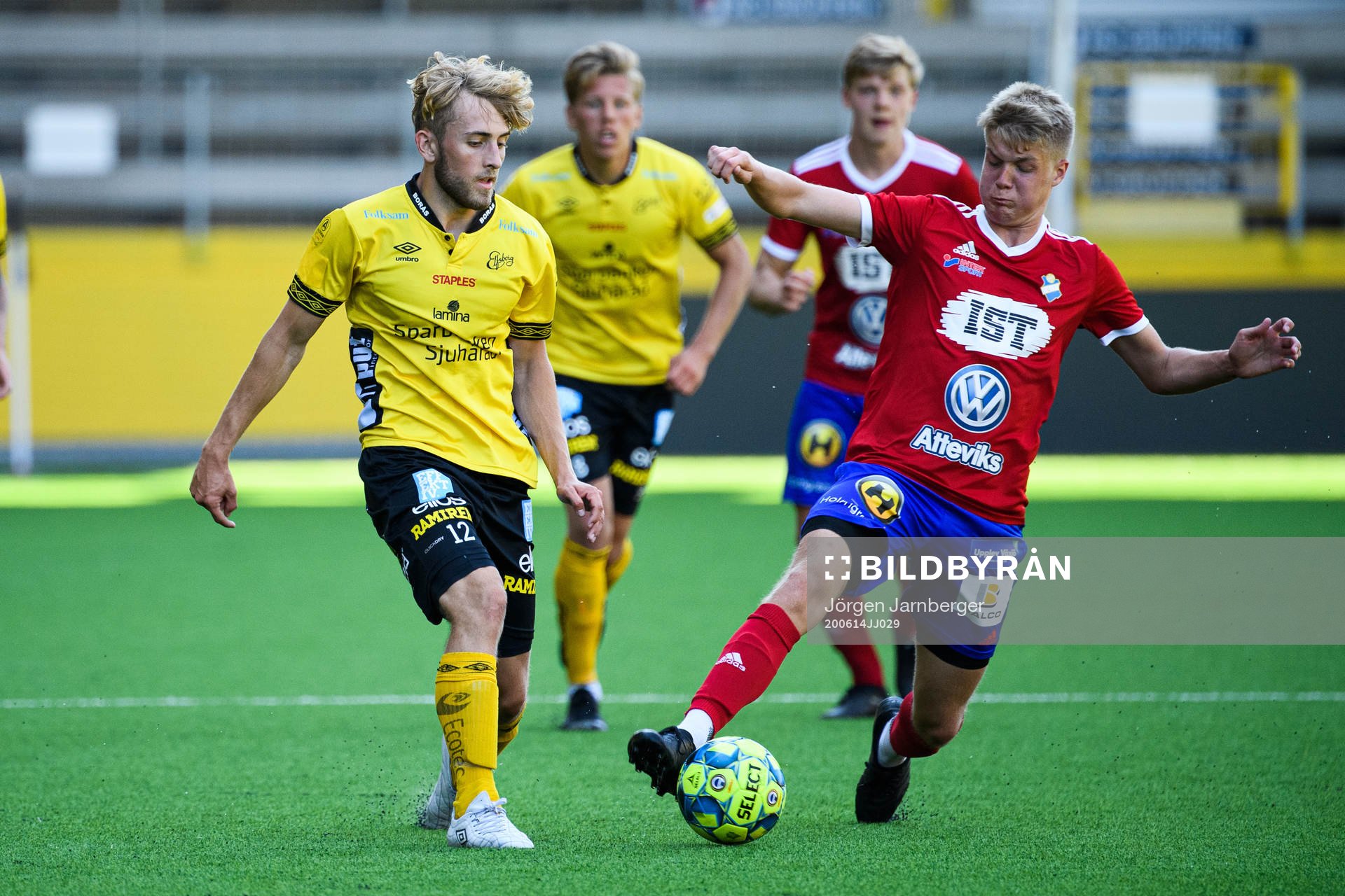 Elfsborgs Jack Cooper Love och Östers Dennis Svernfors under fotbollsmatchen i U19 Allsvenskan mellan Elfsborg och Öster den 14 juni 2020 i Borås.