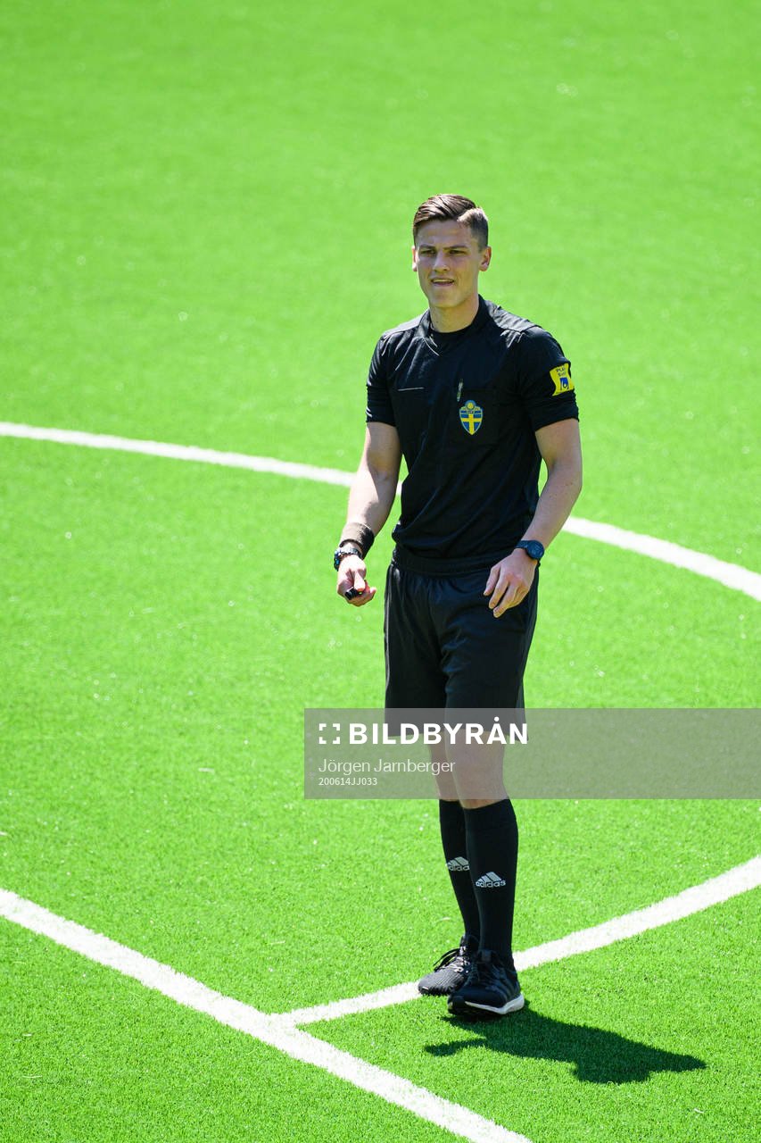 Domare Elvir Gërxhaliu under fotbollsmatchen i U19 Allsvenskan mellan Elfsborg och Öster den 14 juni 2020 i Borås.