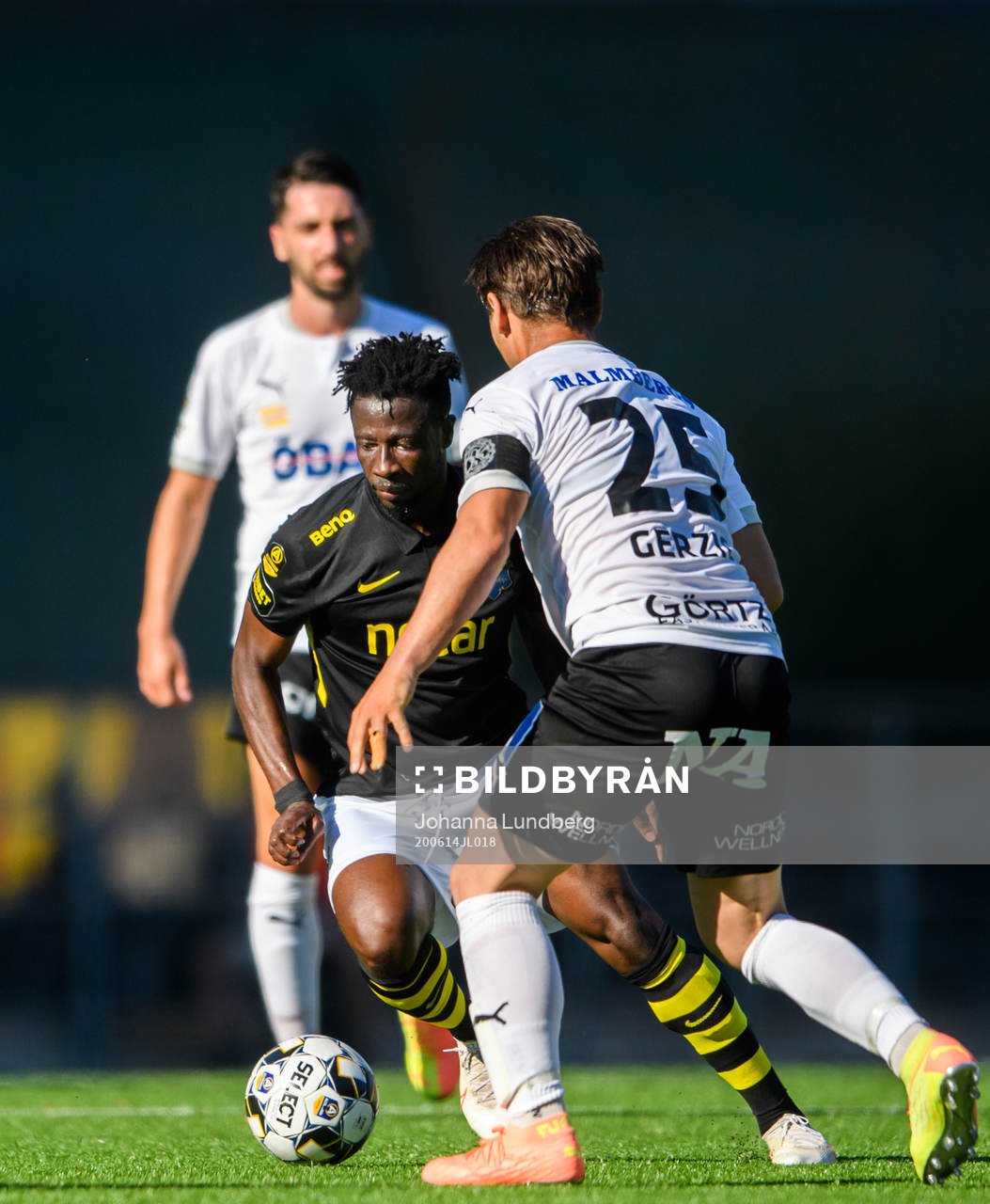 s Ebenezer Ofori mot Örebros Nordin Gerzic