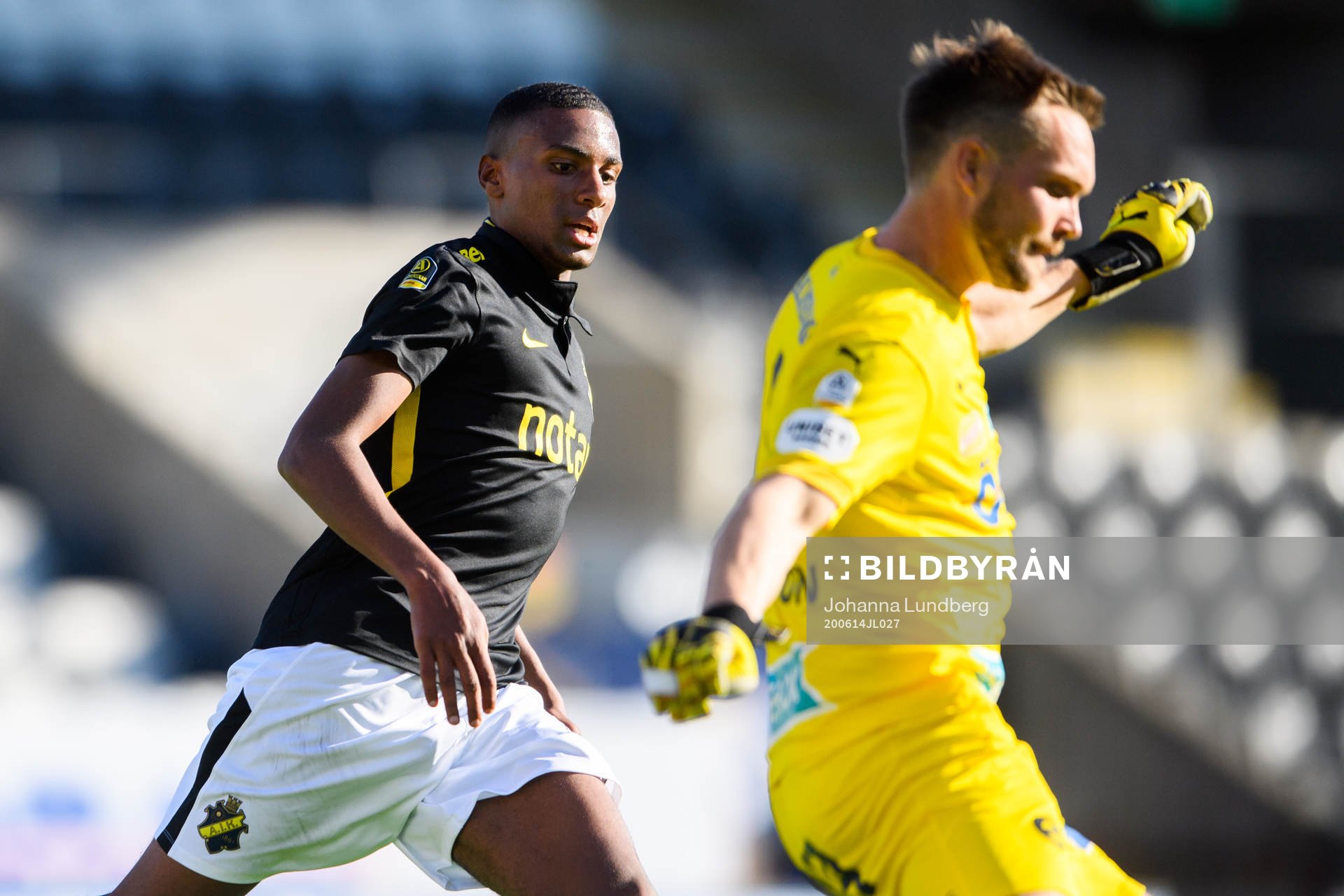 s Paulos Abraham och Örebros målvakt Oscar Jansson