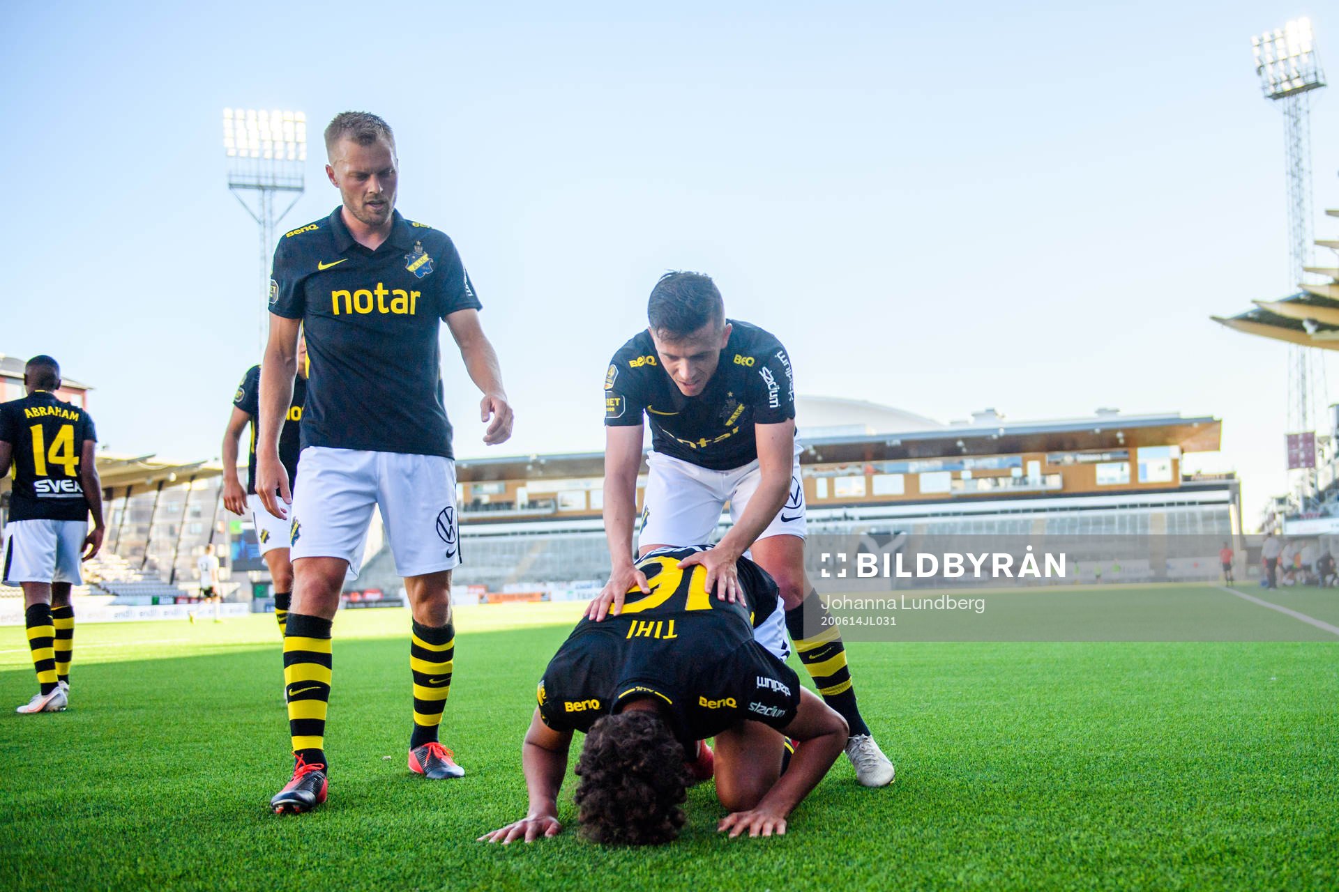 AIK:s Robin Tihi jublar efter sitt 0-1 under fotbollsmatchen i Allsvenskan mellan Örebro och AIK den 14 juni 2020 i Örebro.
