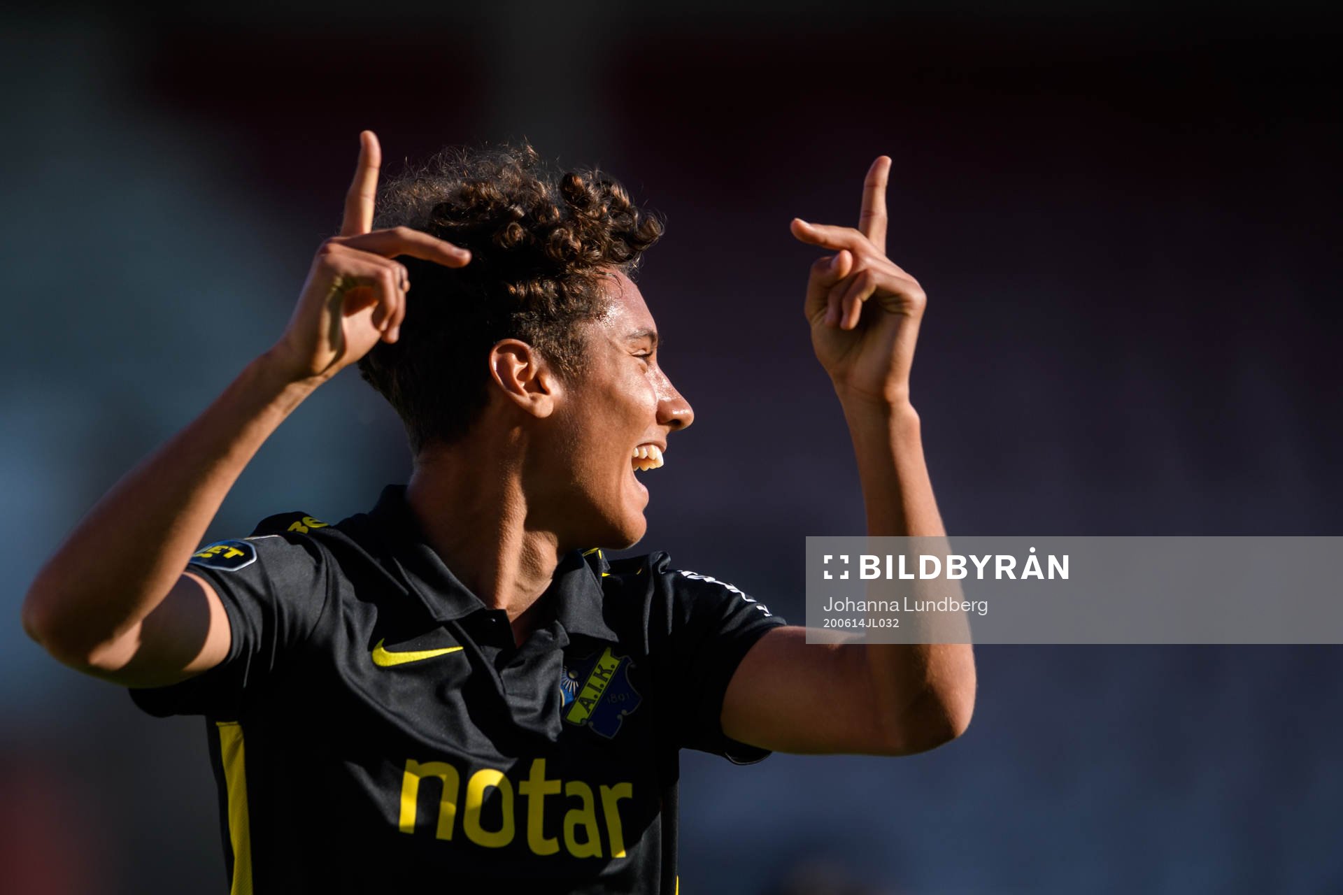 AIK:s Robin Tihi jublar efter sitt 0-1 mål under fotbollsmatchen i Allsvenskan mellan Örebro och AIK den 14 juni 2020 i Örebro.