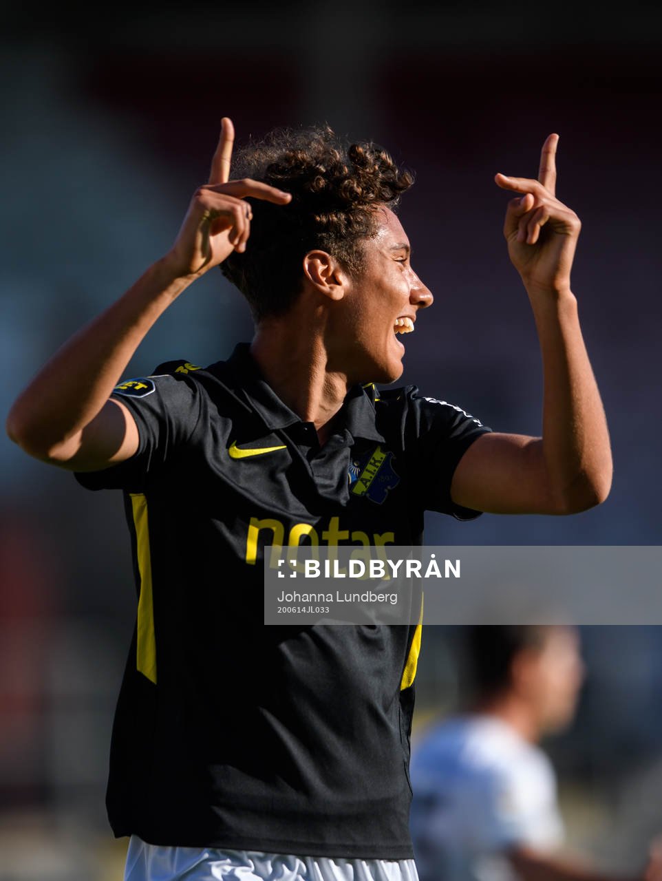 AIK:s Robin Tihi jublar efter sitt 0-1 mål under fotbollsmatchen i Allsvenskan mellan Örebro och AIK den 14 juni 2020 i Örebro.