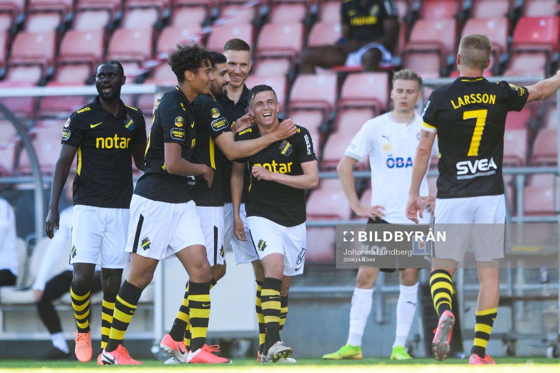 AIK:s Jasir Asani jublar med lagkamrater efter sitt 0-2 mål under fotbollsmatchen i Allsvenskan mellan Örebro och AIK den 14 juni 2020 i Örebro.
