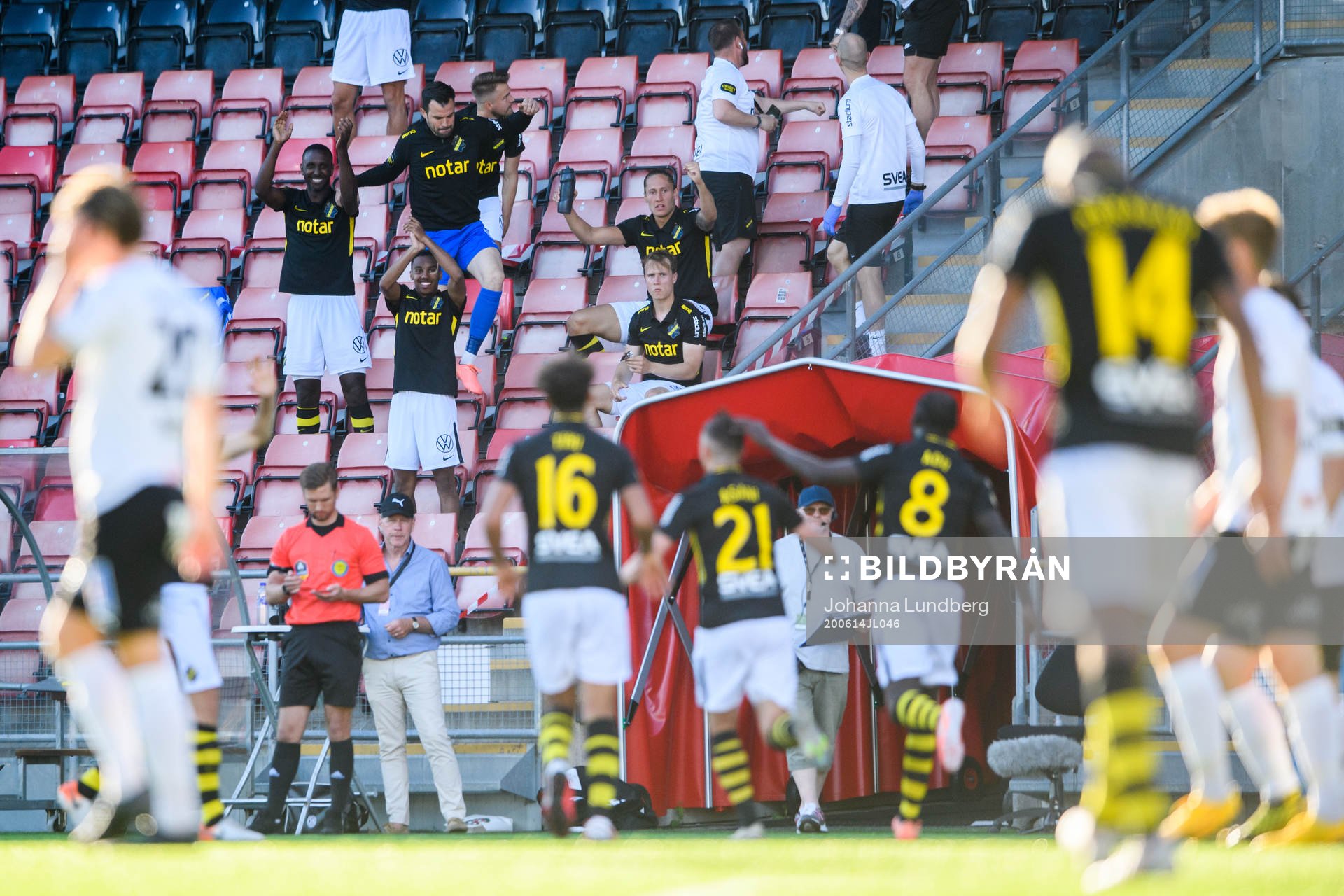 AIK:s avbytare jublar på läktaren efter att Jasir Asani gjort 0-2 målet under fotbollsmatchen i Allsvenskan mellan Örebro och AIK den 14 juni 2020 i Örebro.
