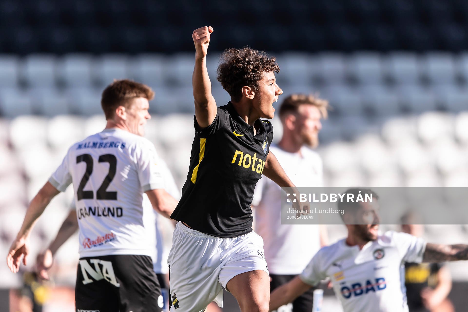 AIK:s Robin Tihi jublar efter 0-1 under fotbollsmatchen i Allsvenskan mellan Örebro och AIK den 14 juni 2020 i Örebro.