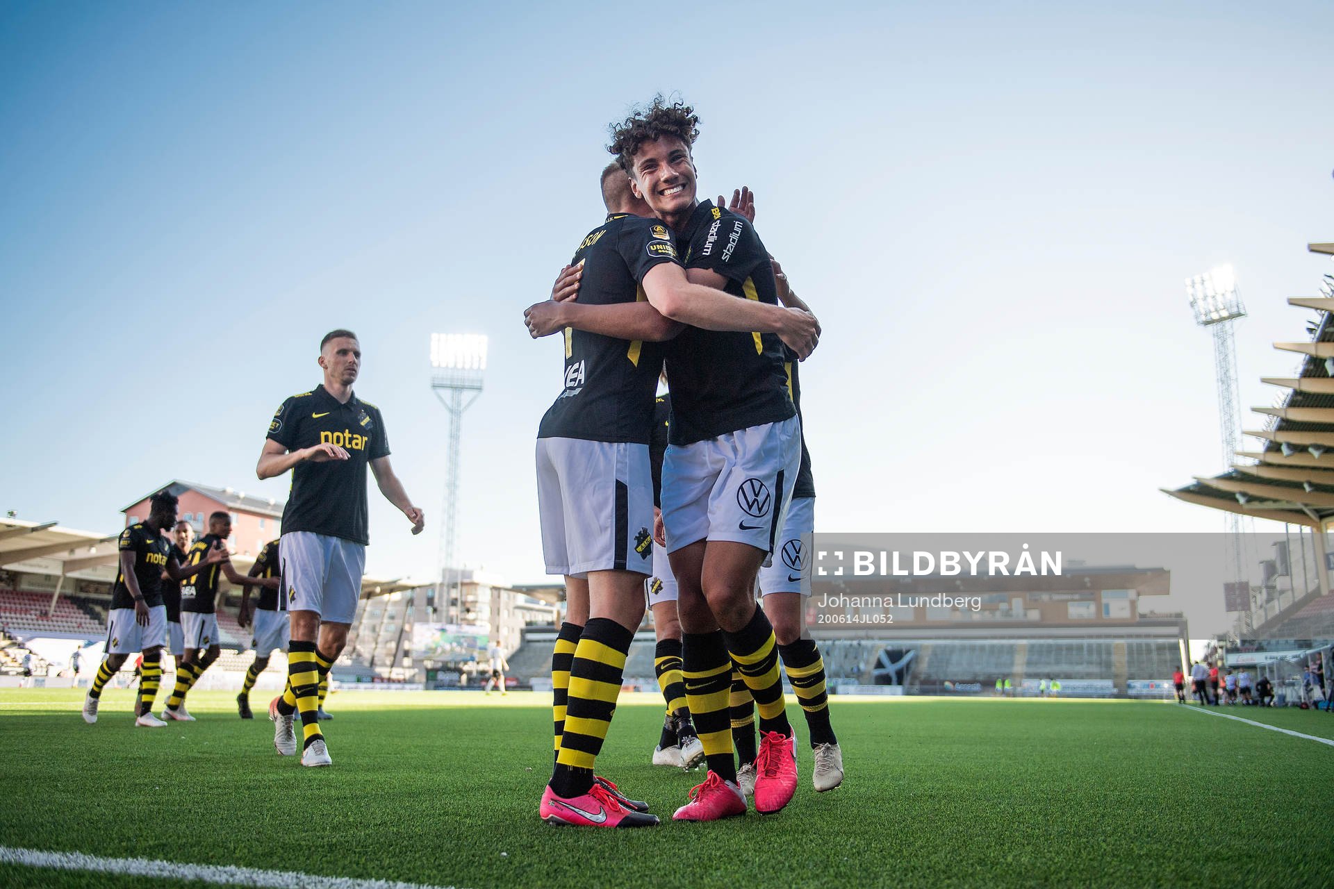 AIK:s Robin Tihi jublar efter 0-1 under fotbollsmatchen i Allsvenskan mellan Örebro och AIK den 14 juni 2020 i Örebro.