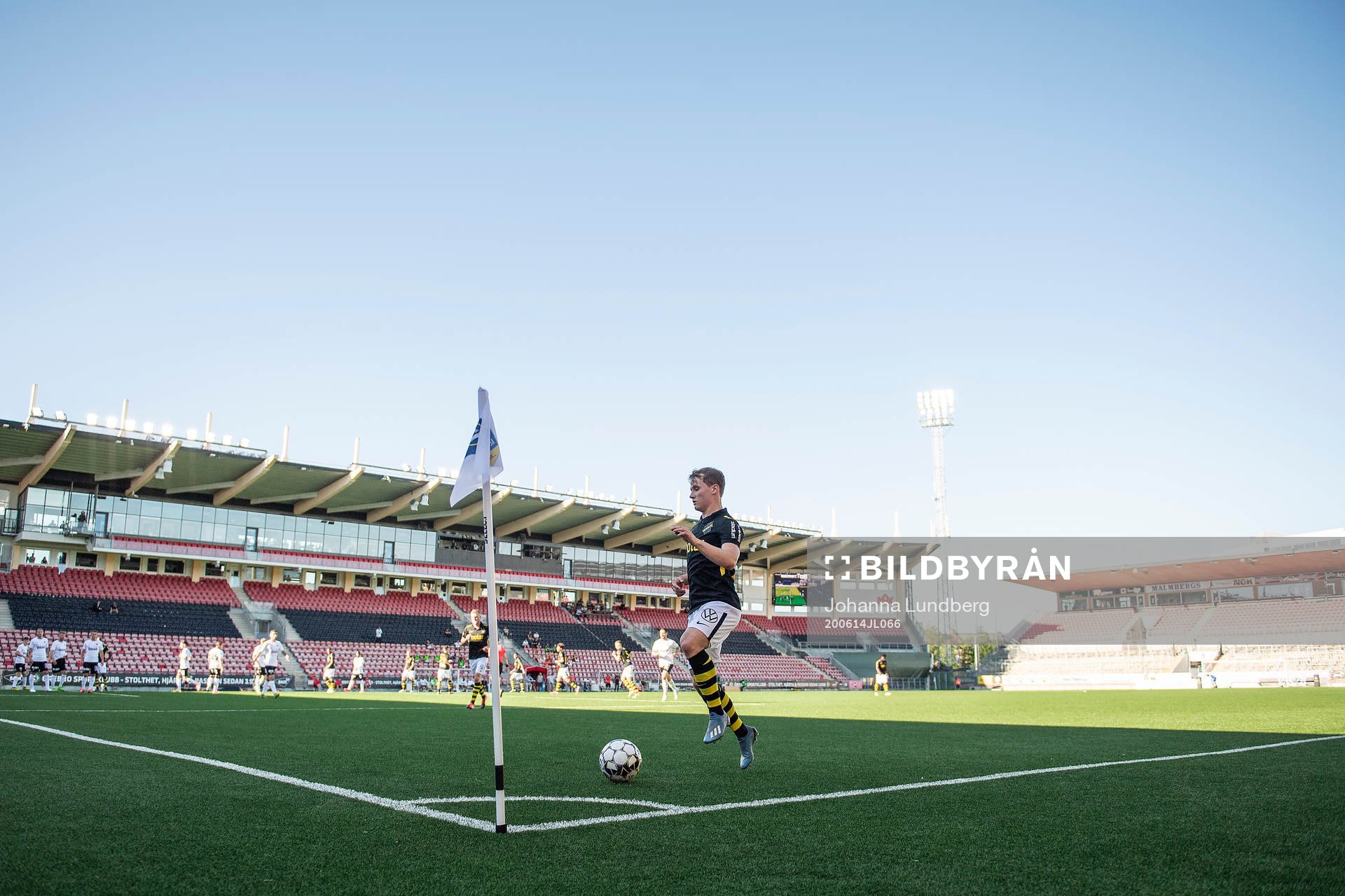 Spel framför tomma läktare på Behrn Arena under fotbollsmatchen i Allsvenskan mellan Örebro och AIK den 14 juni 2020 i Örebro.