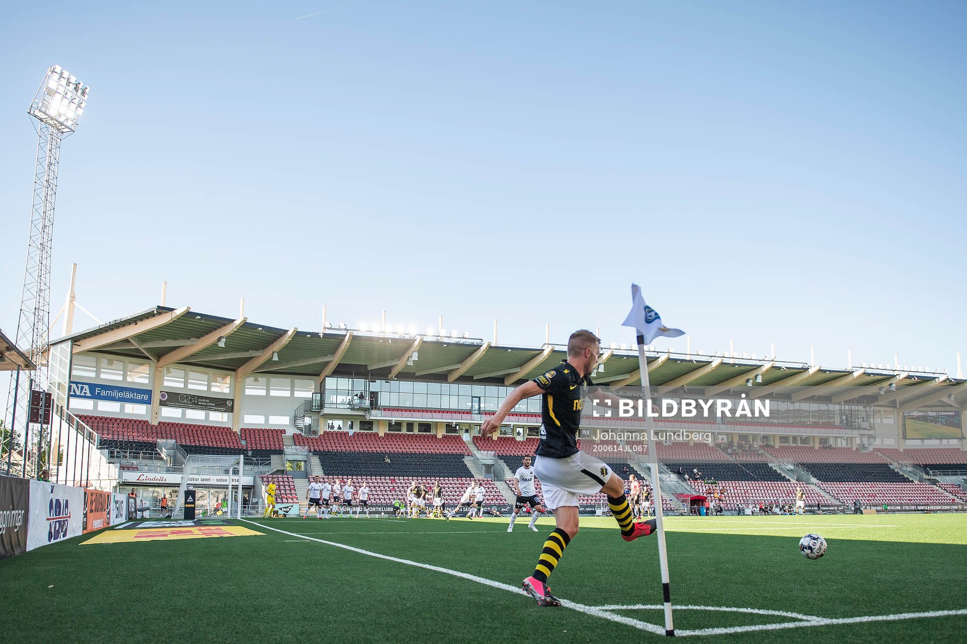s Sebastian Larsson framför tomma läktare