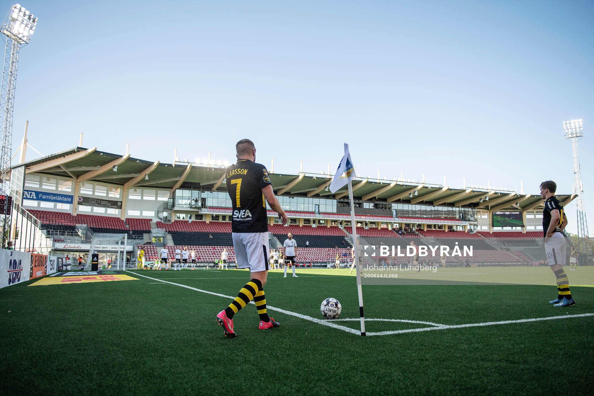 s Sebastian Larsson framför tomma läktare