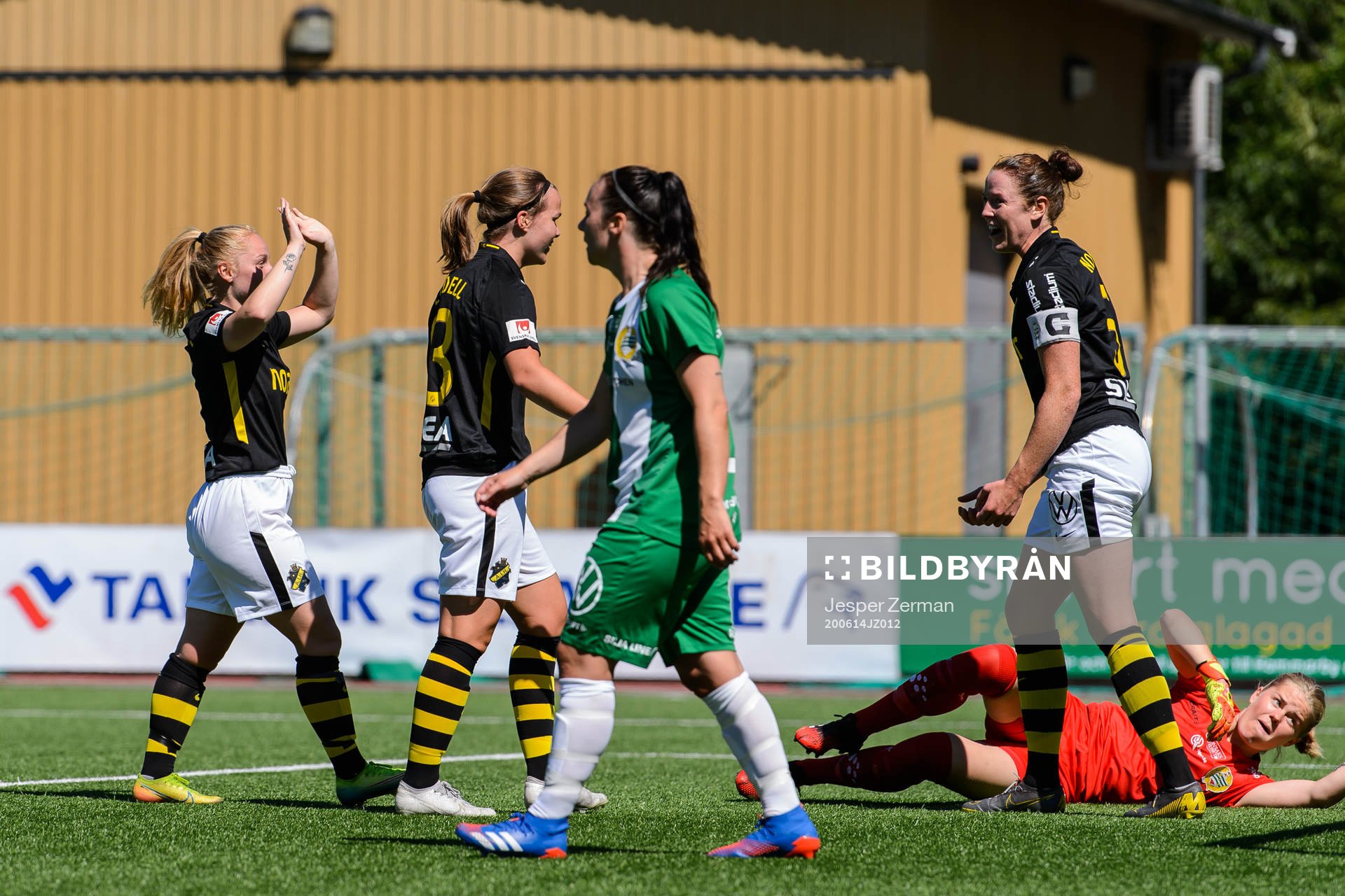 s Sara Nordin jublar med Johanna Lindell och Clara Härdling