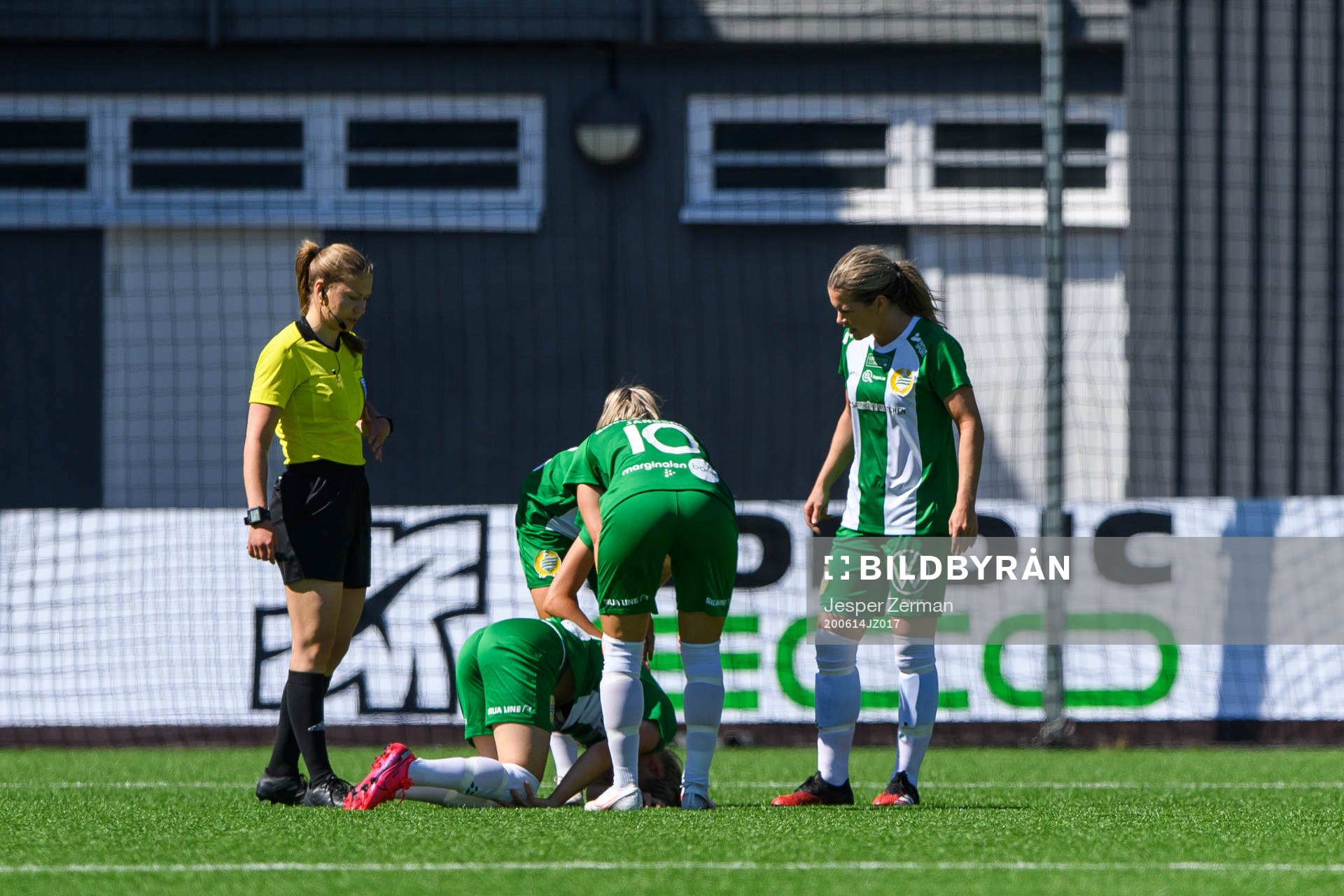 Hammarbys Emilia Larsson har ont och ses om av lagkamrater under fotbollsmatchen i Elitettan mellan Hammarby och AIK den 14 juni 2020 i Stockholm.
