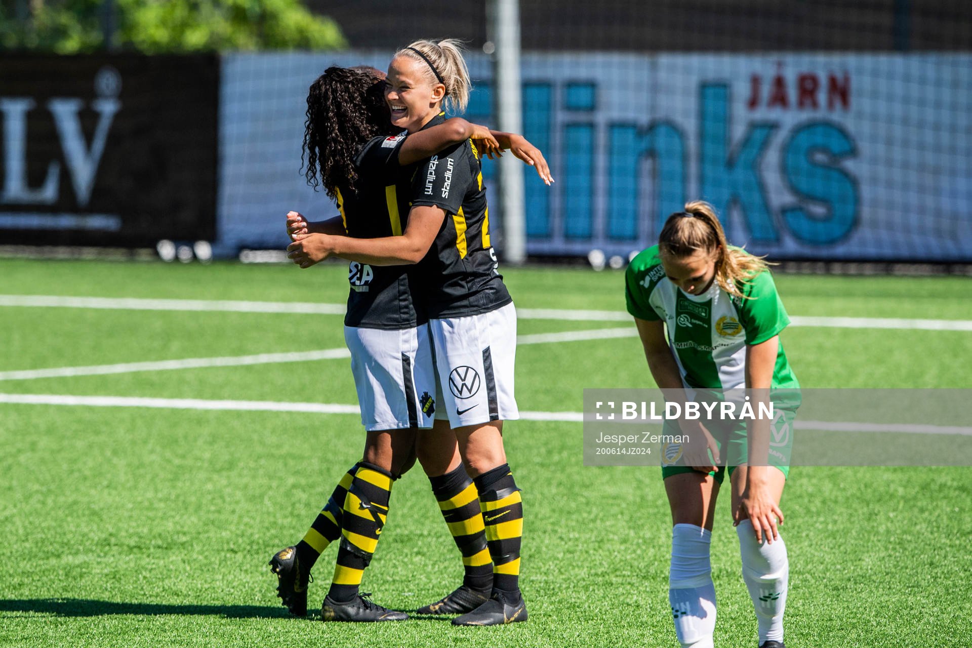 s Samantha Ammanuel och Evelina Finndell jublar samtidigt