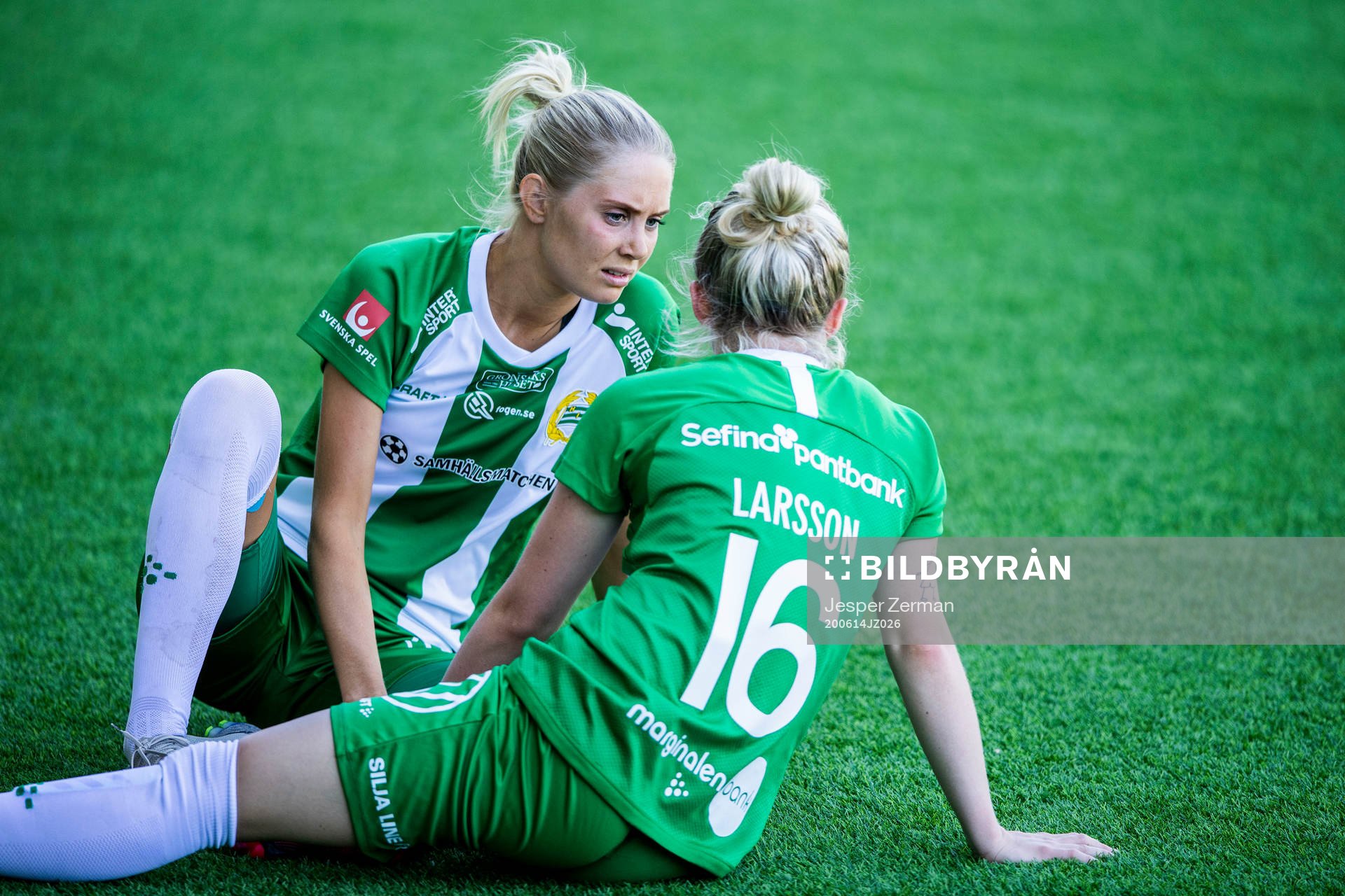 Hammarbys Alice Karlsson  och Emilia Larsson deppar