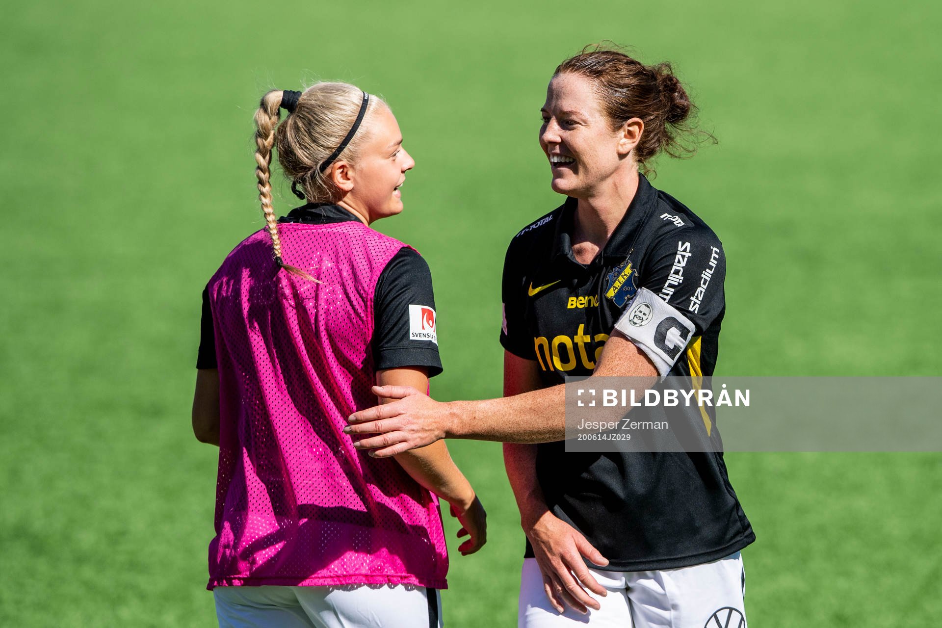 s Sara Nordin (h) jublar