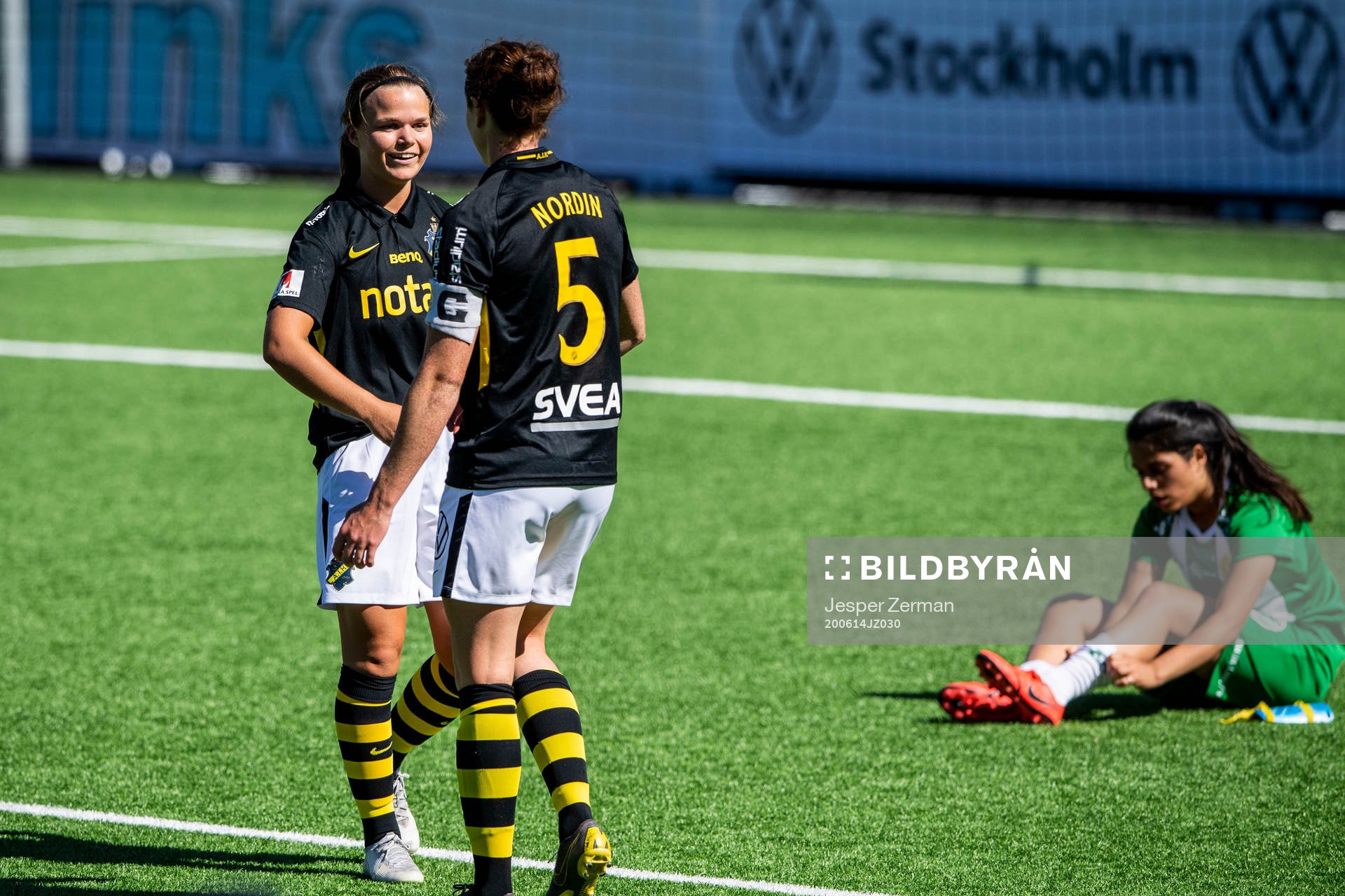s Johanna Lindell och Sara Nordin jublar samtidigt som