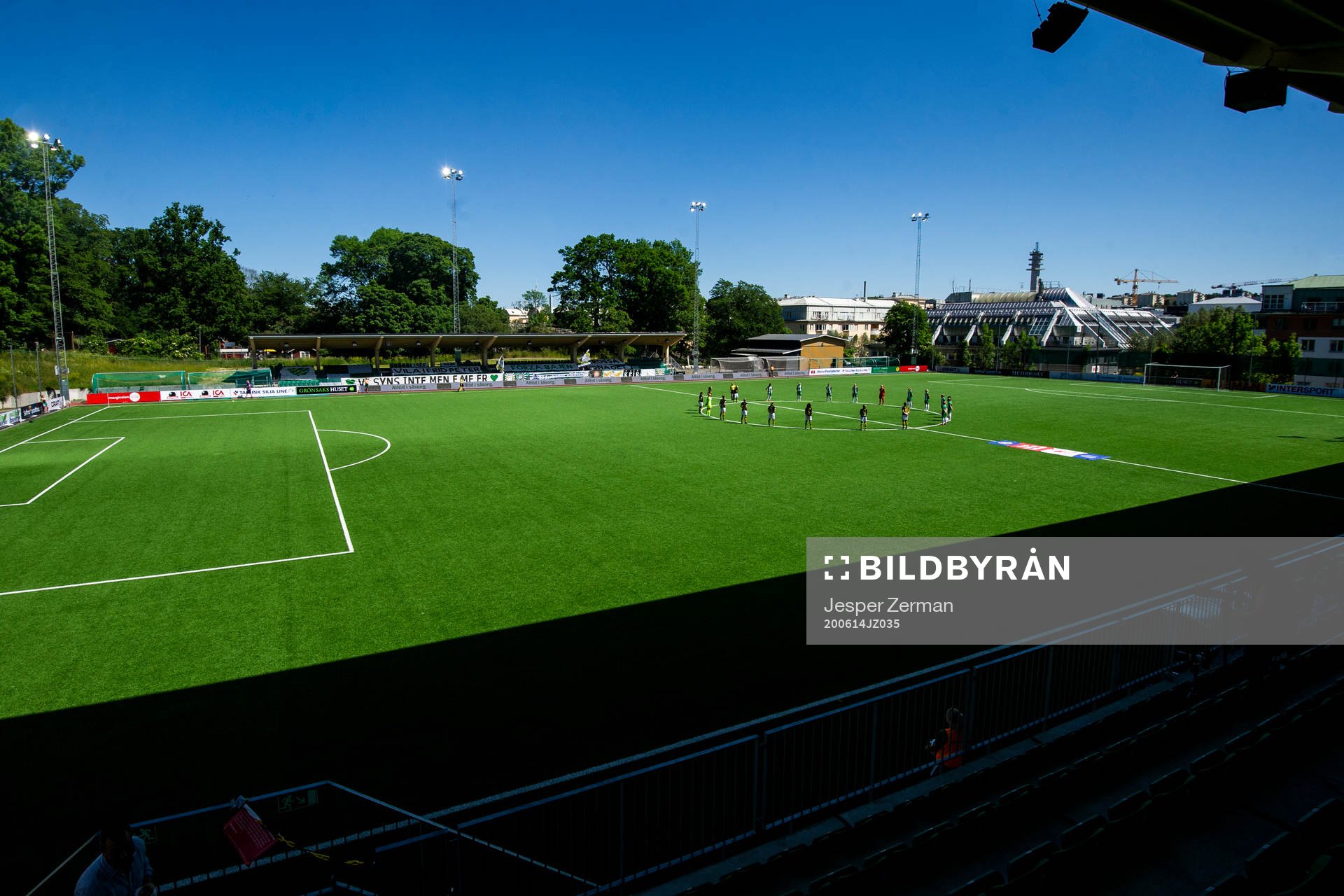 s spelare samlas vid mittcirkeln för en tyst minut
