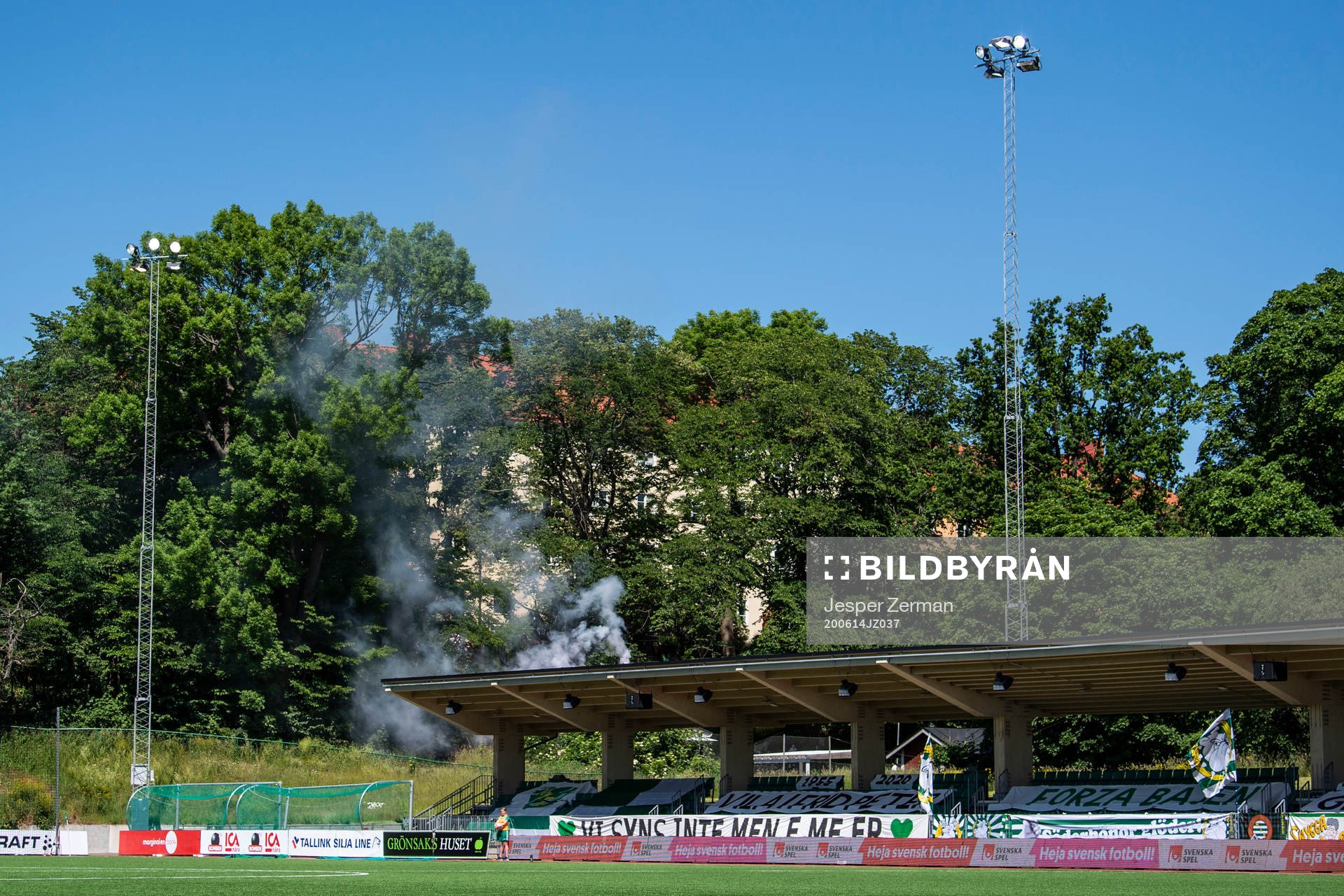 Supportrar bränner pyroteknik utanför arenan