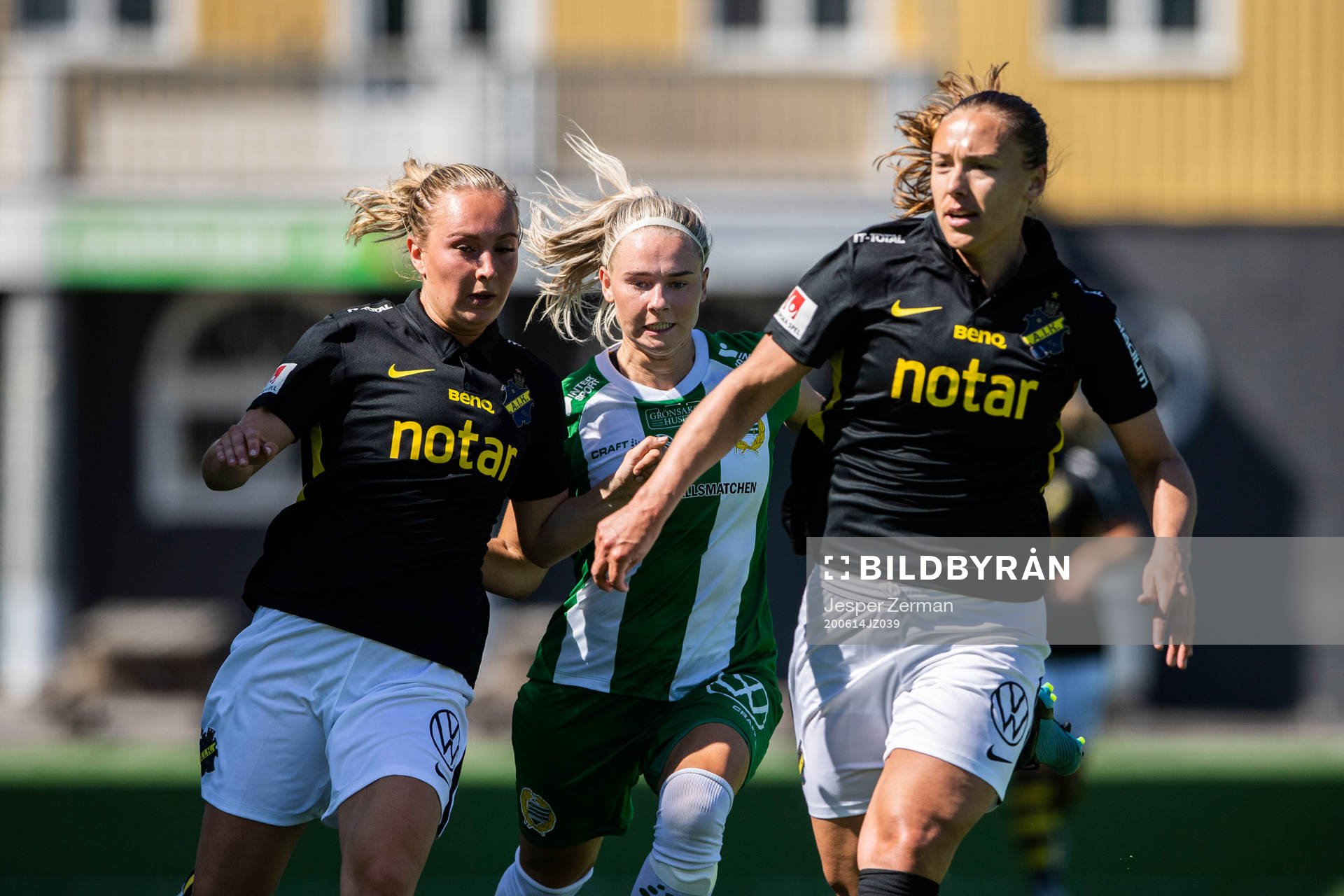 s Elsa Törnblom von Schmalensee och Fanny Johansson mot
