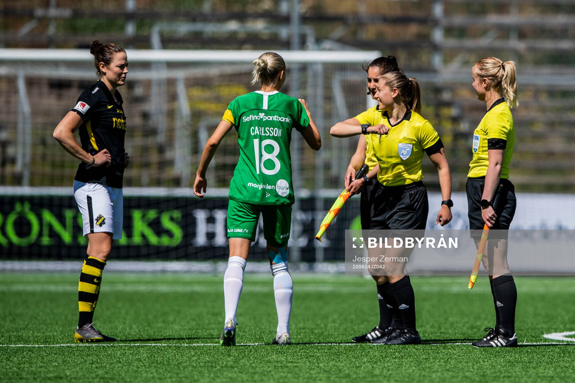 s Sara Nordin och Hammarbys Alice Karlsson  hälsar på