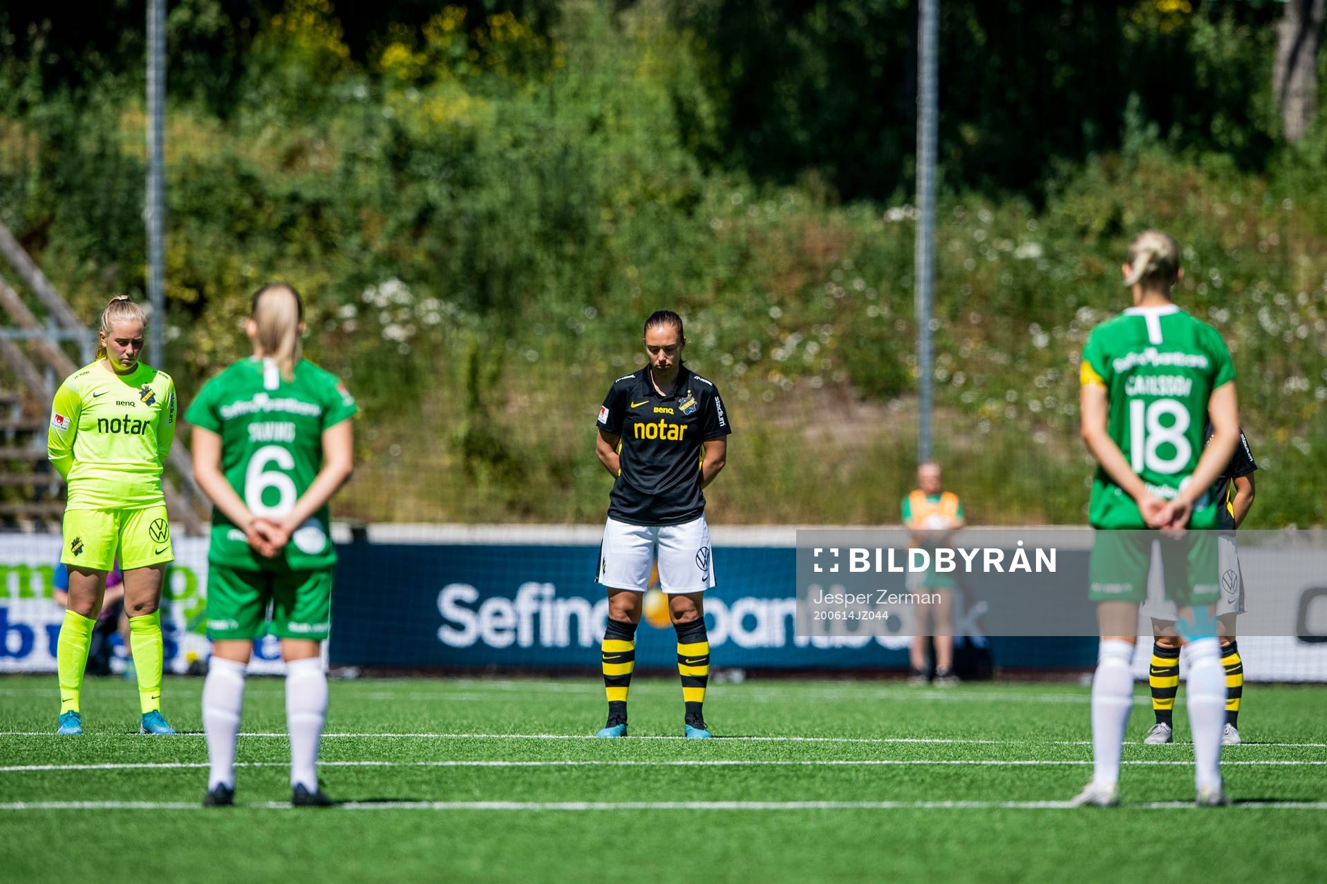 s målvakt Milla-Maj Majasaari och Fanny Johansson