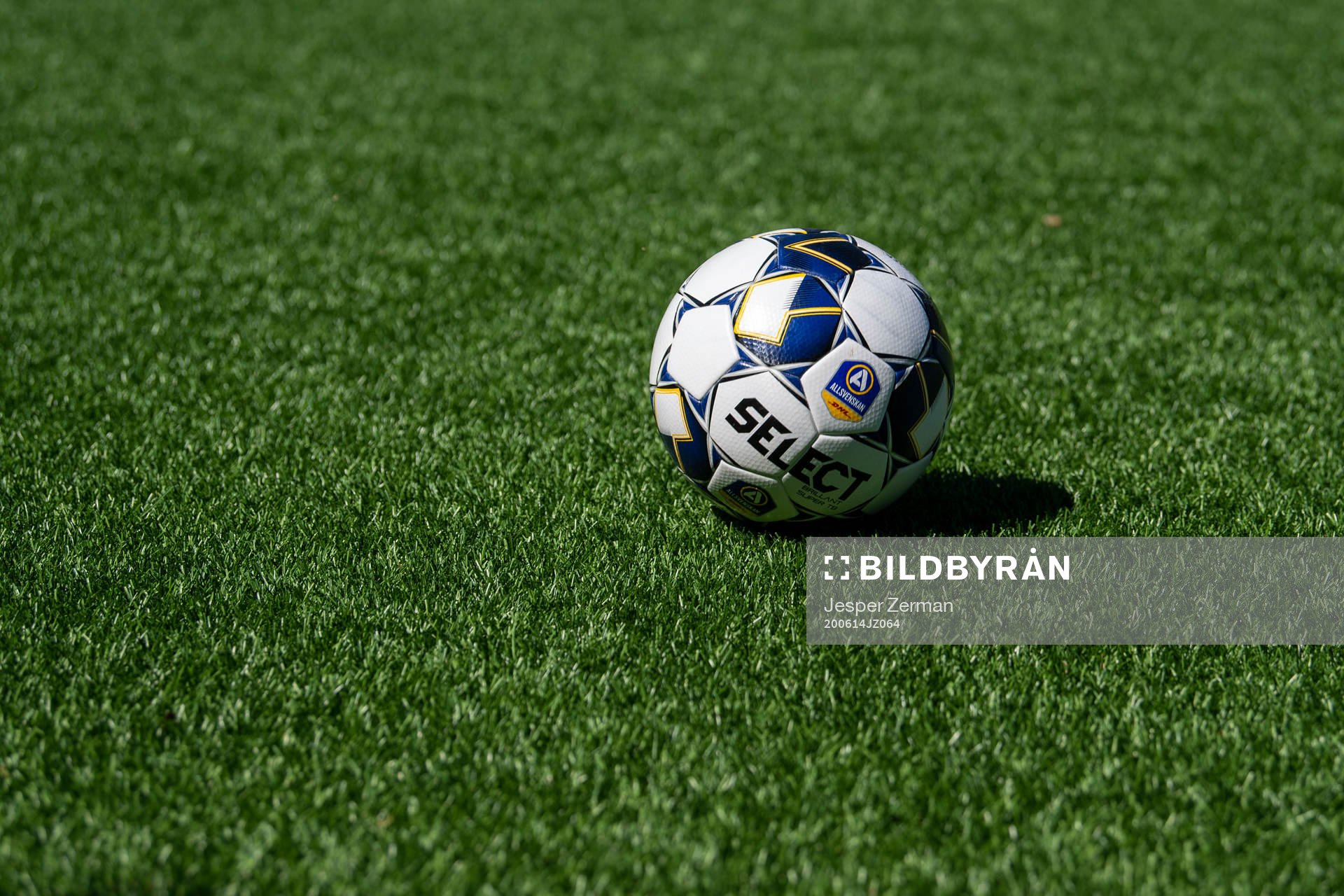 Den Allsvenska officiella matchbollen under fotbollsmatchen i Elitettan mellan Hammarby och AIK den 14 juni 2020 i Stockholm.