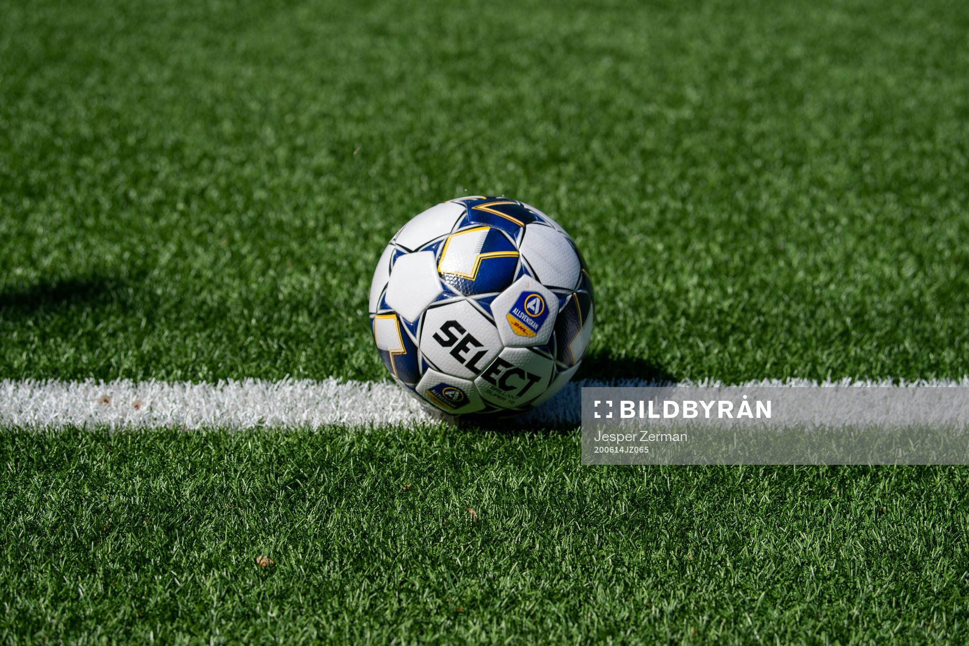 Den officiella Allsvenska matchbollen under fotbollsmatchen i Elitettan mellan Hammarby och AIK den 14 juni 2020 i Stockholm.