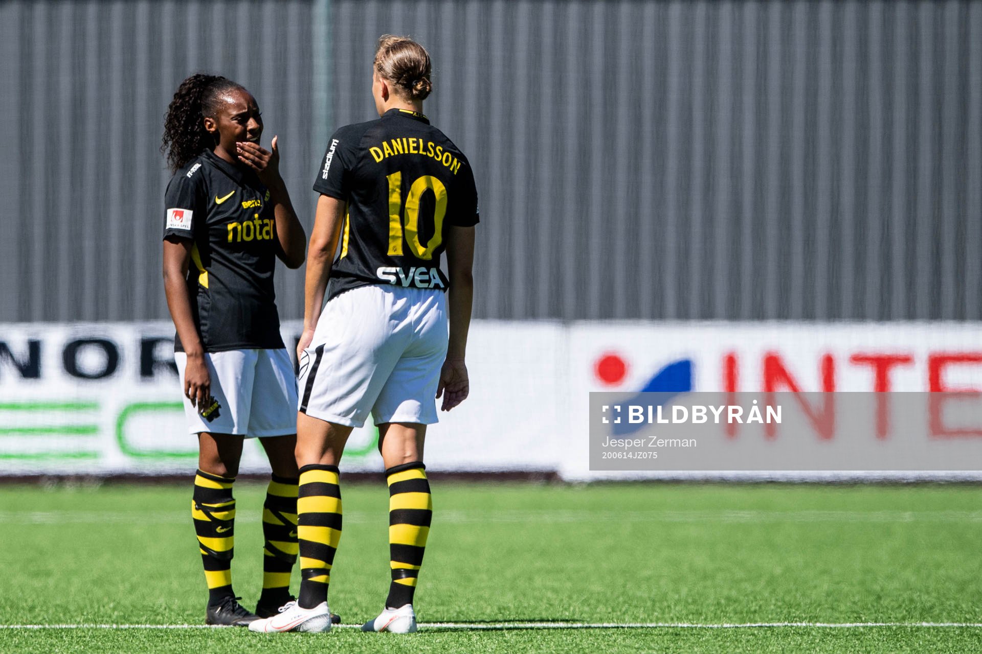 s Samantha Ammanuel och Jenny Danielsson
