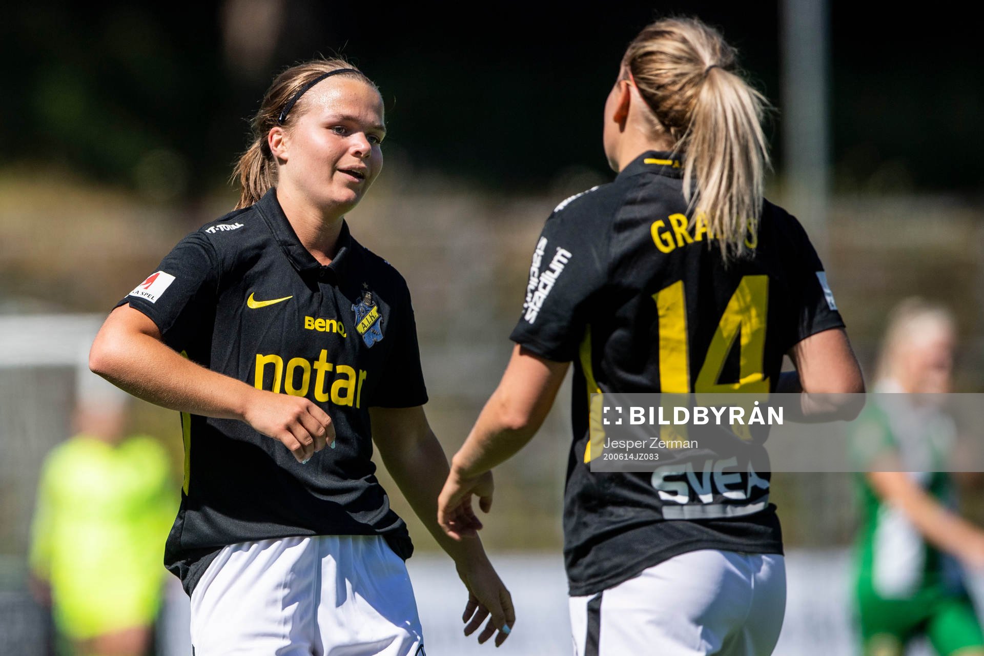 s Johanna Lindell och Adelisa Grabus jublar