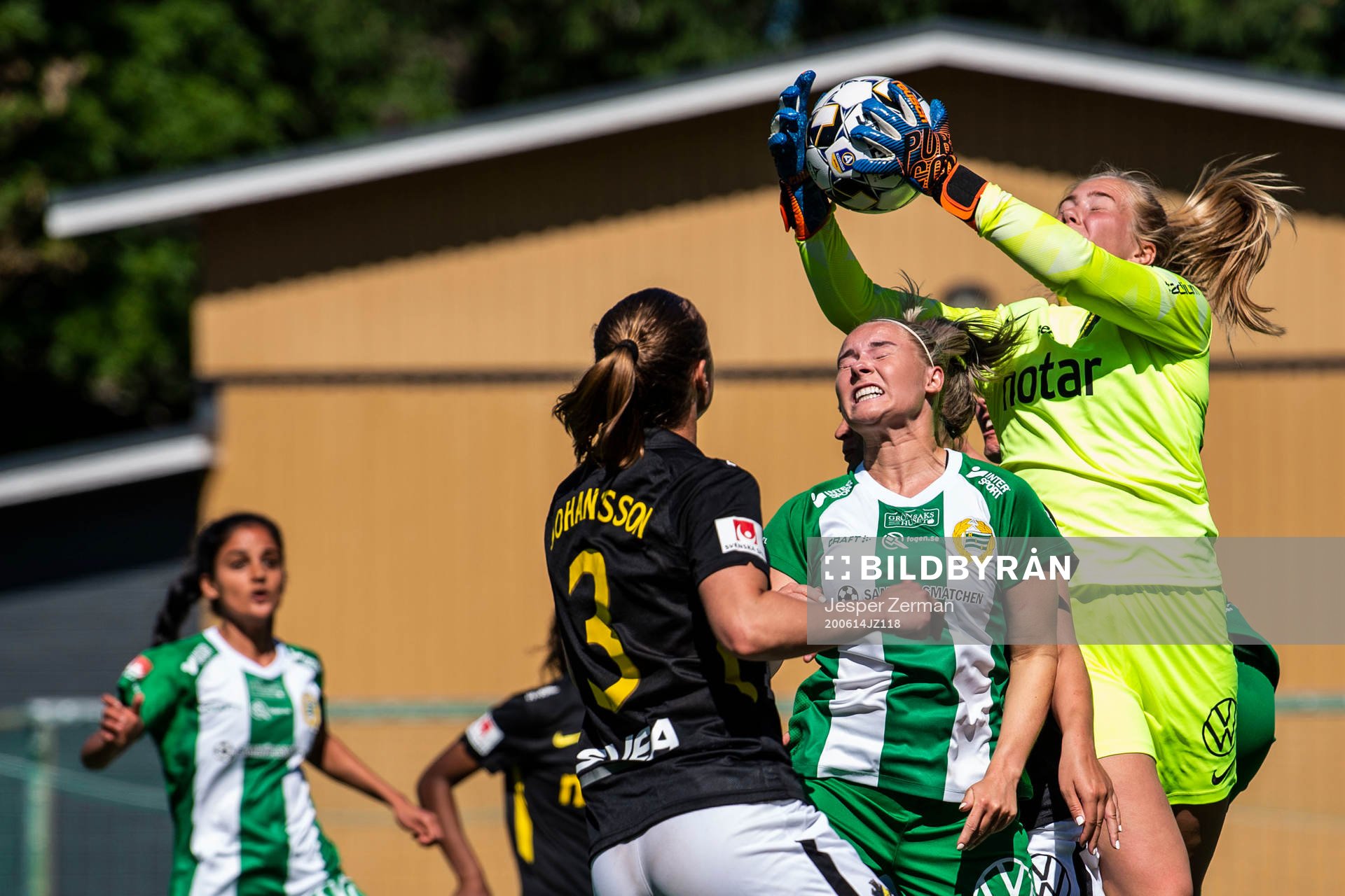 s målvakt Milla-Maj Majasaari och Hammarbys Emma Jansson
