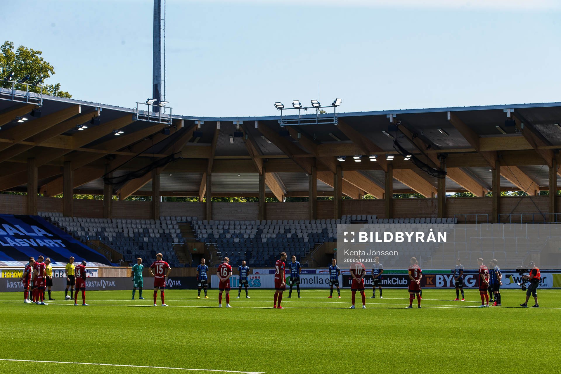 En tyst minut för att hedra alla omkomna i Covid-19,