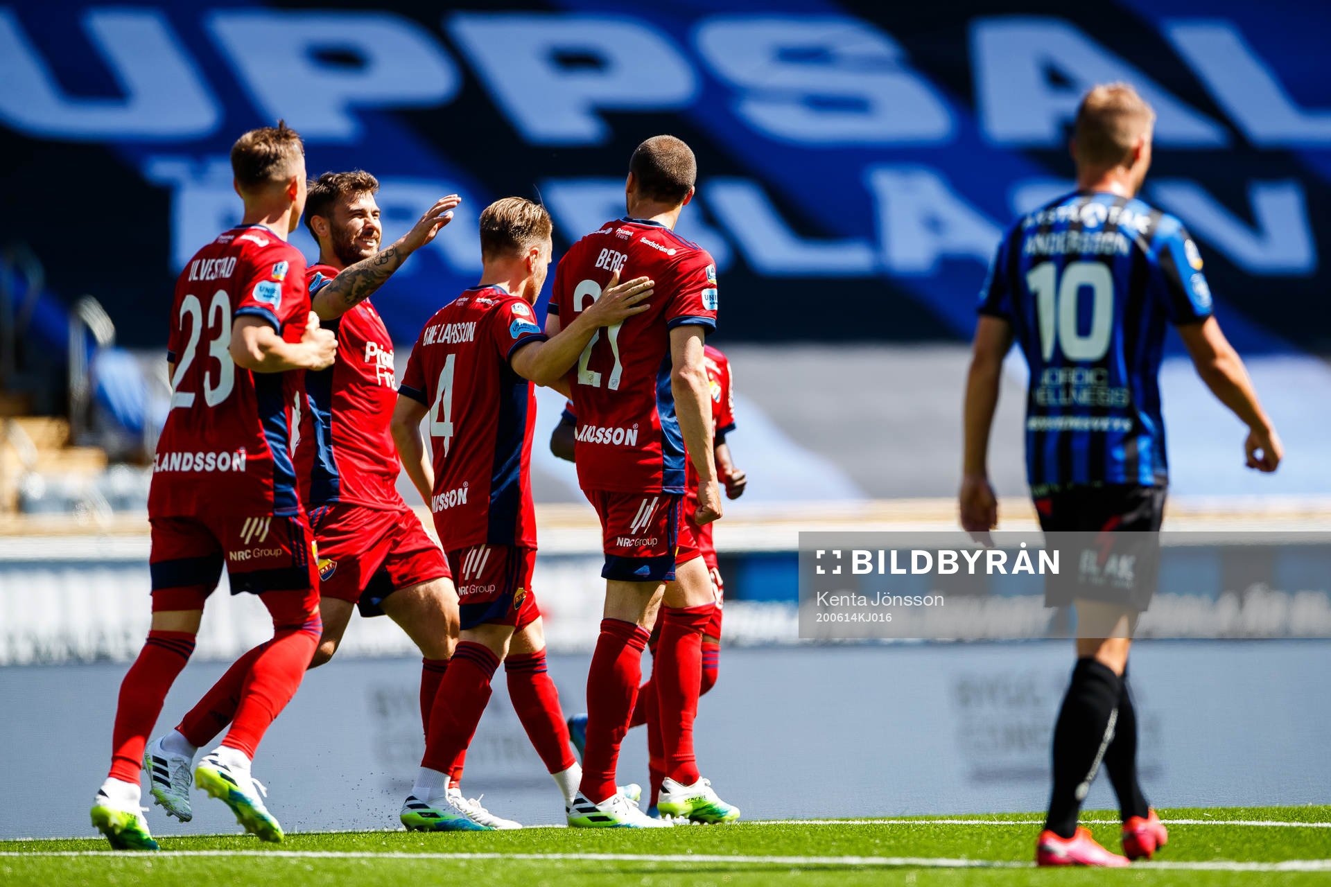 Djurgårdens Erik Berg jublar med lagkamrater