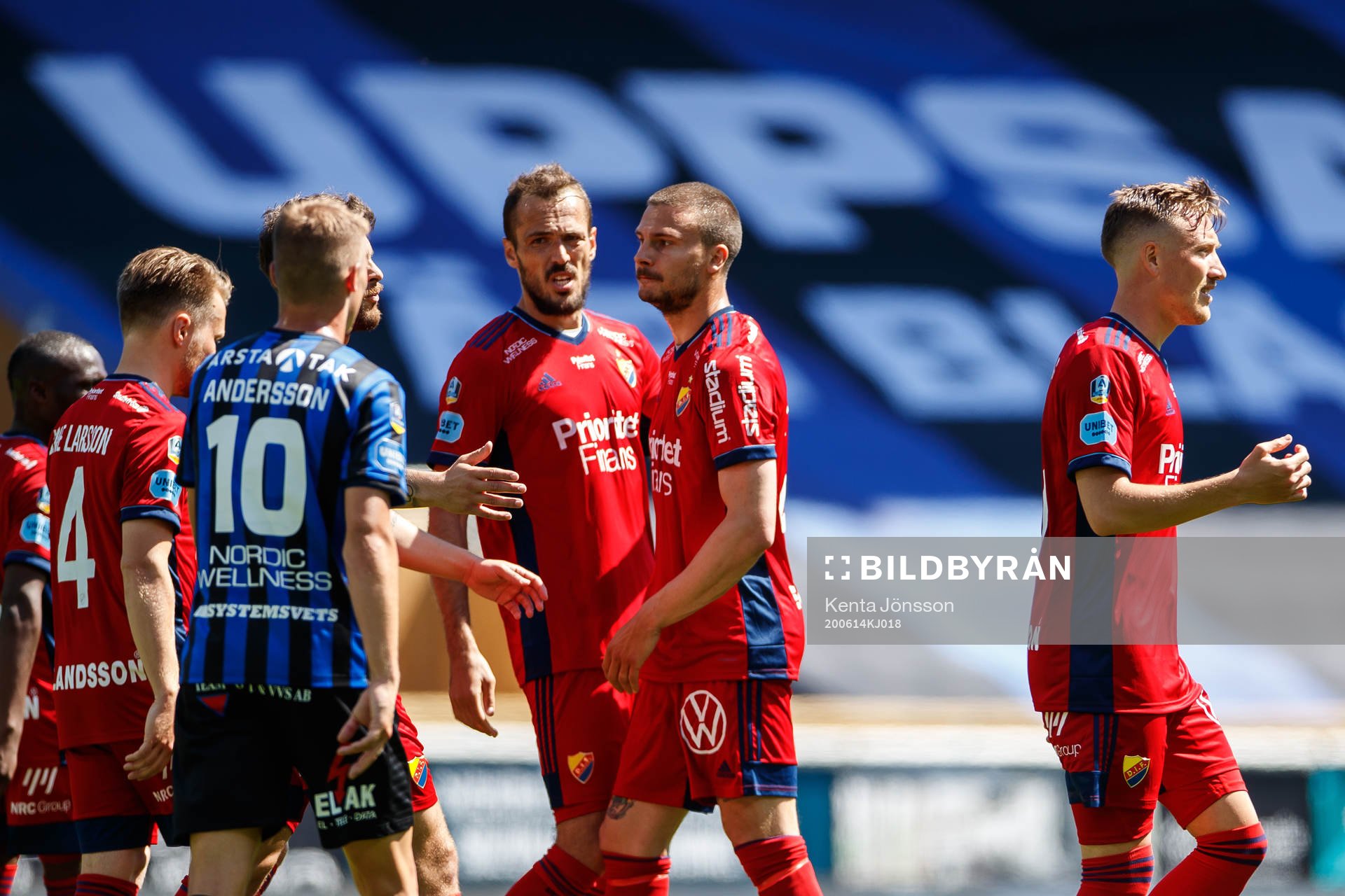 Djurgårdens Erik Berg jublar med lagkamrater efter 0-1 under fotbollsmatchen i Allsvenskan mellan Sirius och Djurgården den 14 juni 2020 i Uppsala.