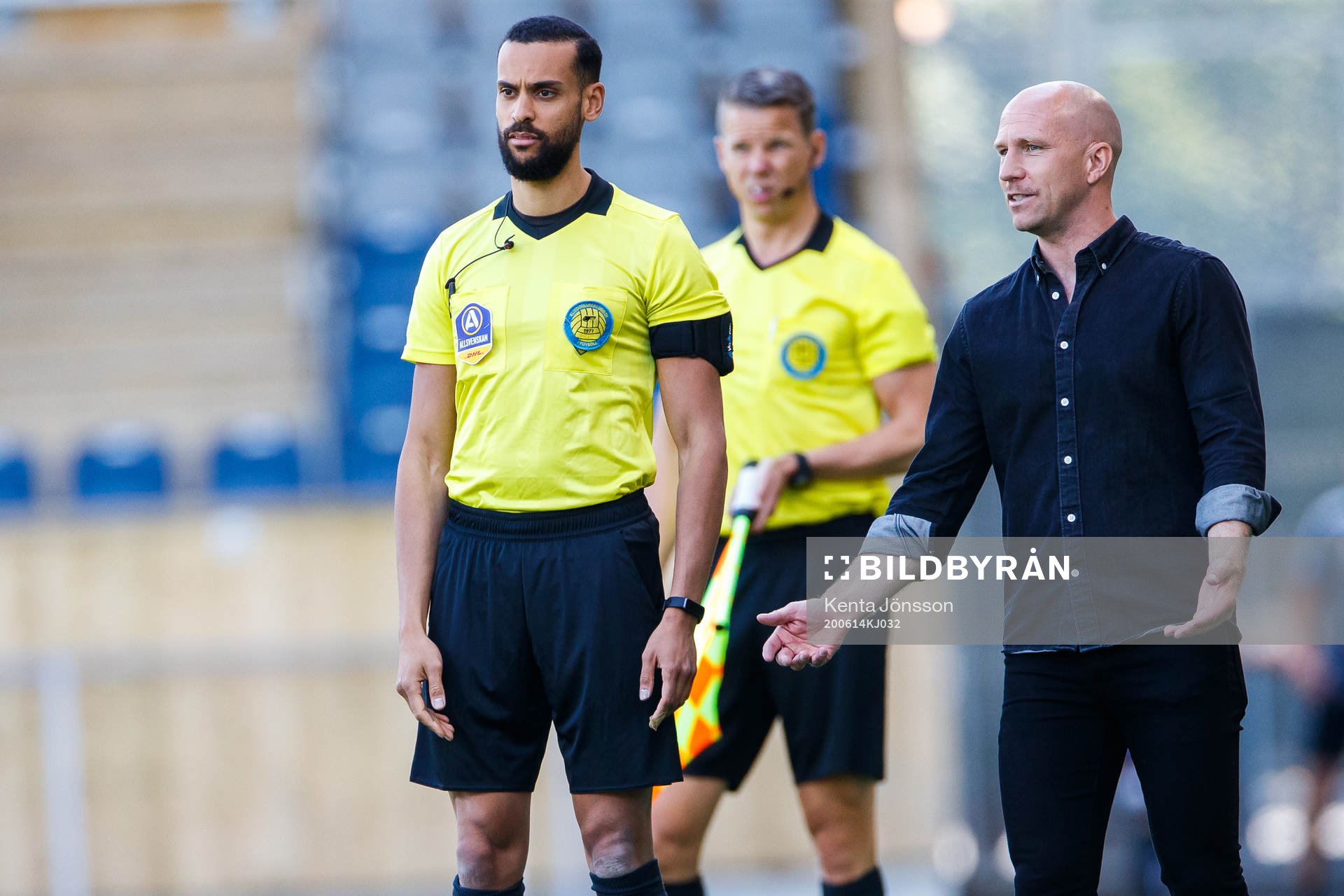 Sirius tränare Henrik Rydström i samtal med fjärdedomare