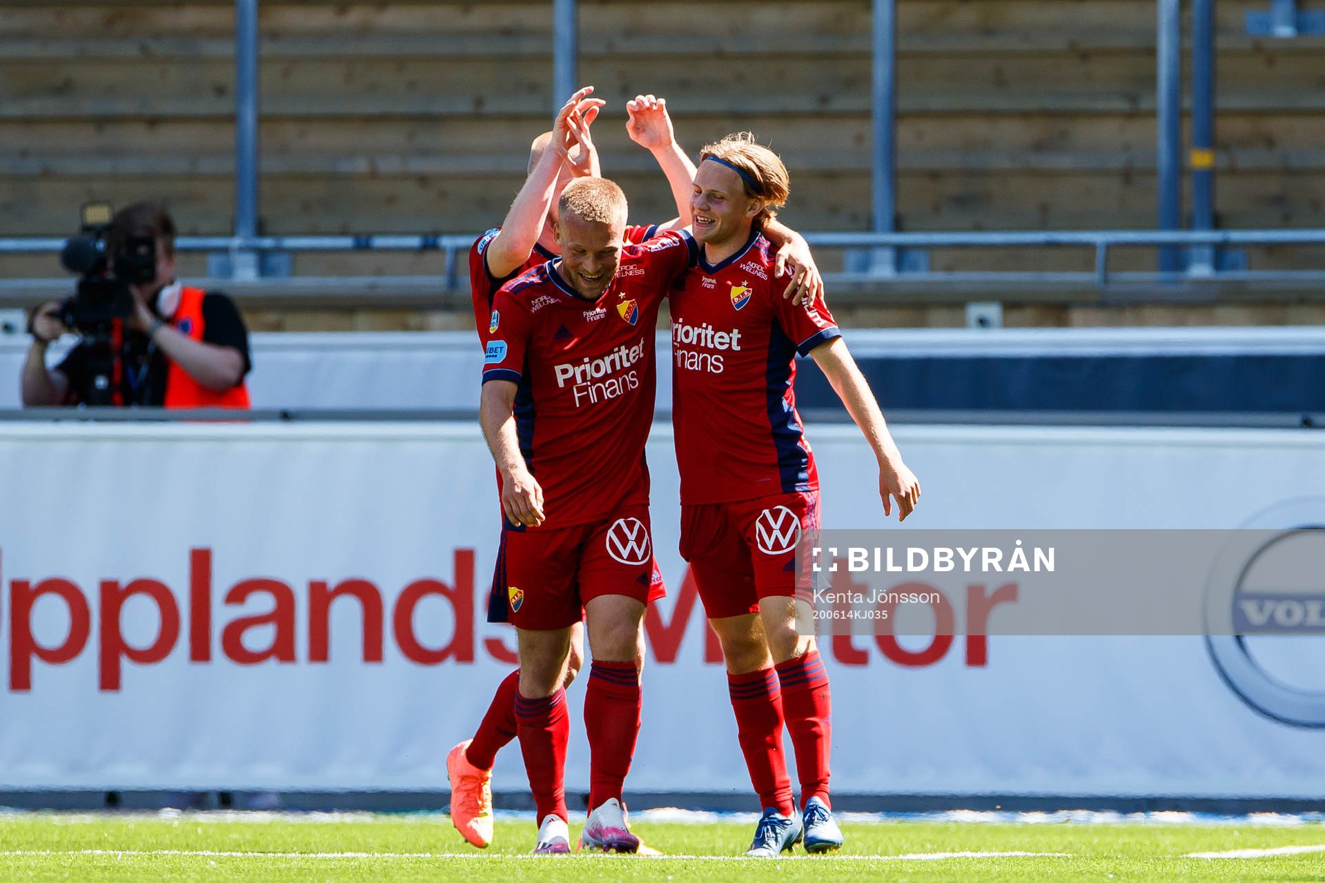 Djurgårdens Oscar Pettersson (h) jublar med Nicklas Bärkroth (v) efter 0-2 under fotbollsmatchen i Allsvenskan mellan Sirius och Djurgården den 14 juni 2020 i Uppsala.
