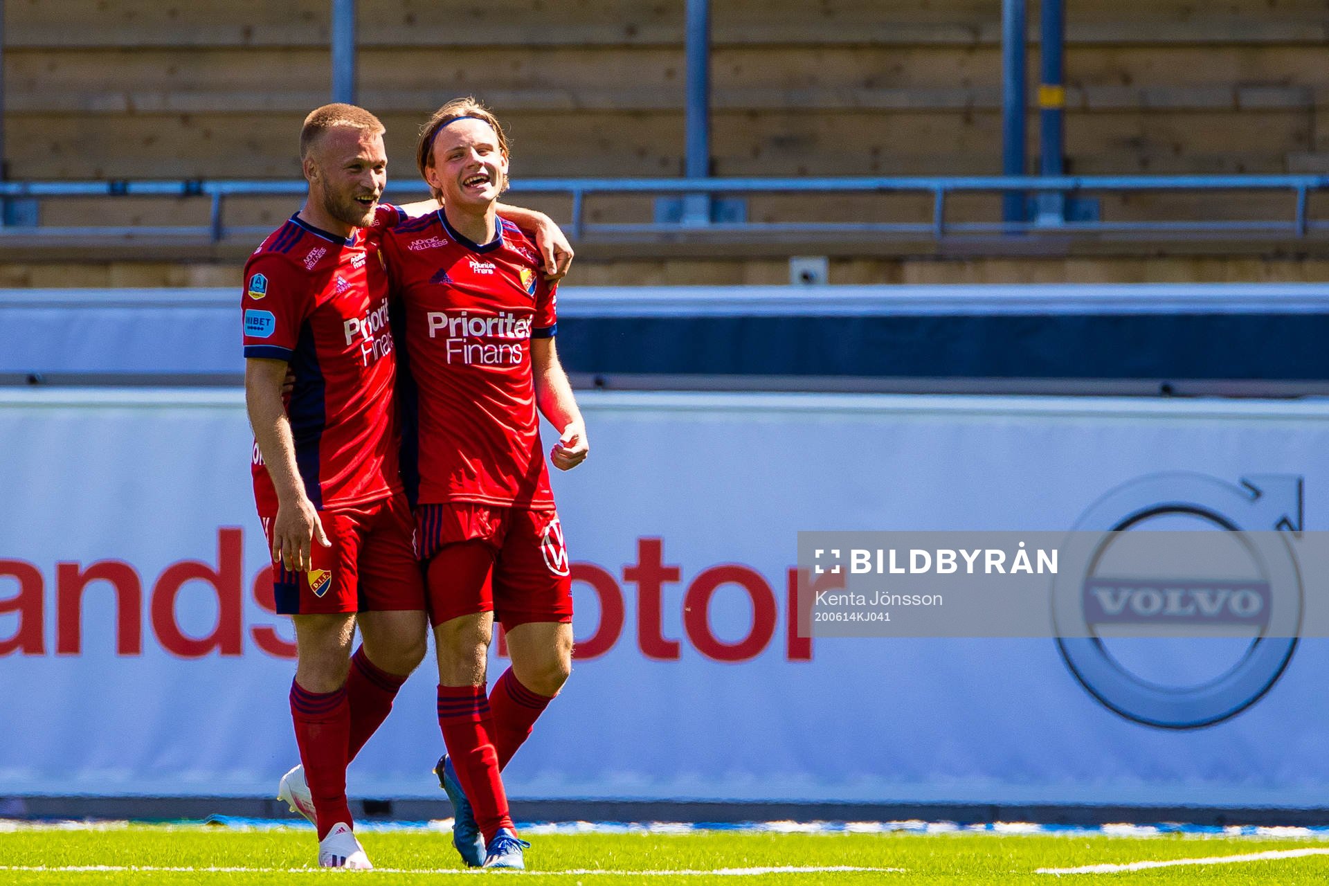 Djurgårdens Oscar Pettersson (h) jublar med Nicklas