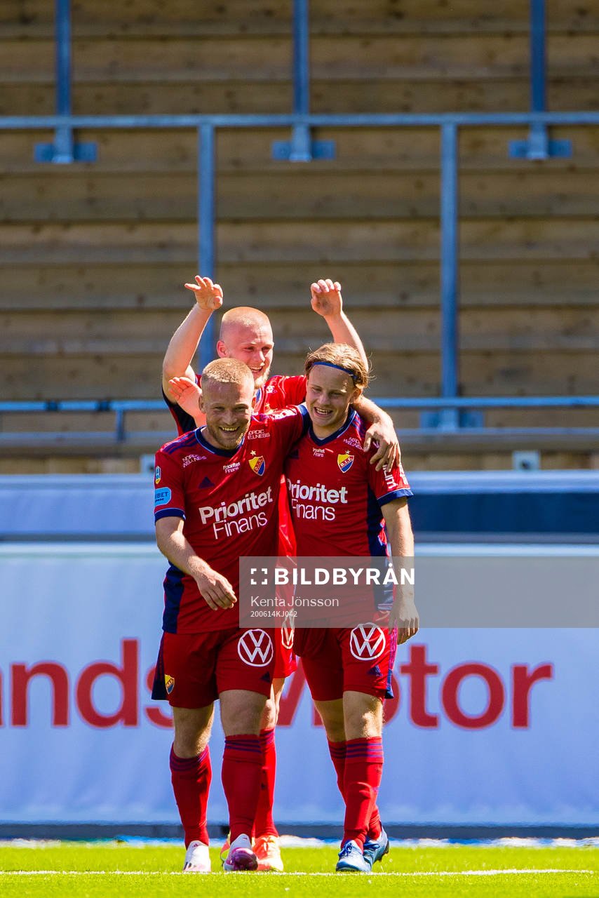 Djurgårdens Oscar Pettersson (h) jublar med Nicklas