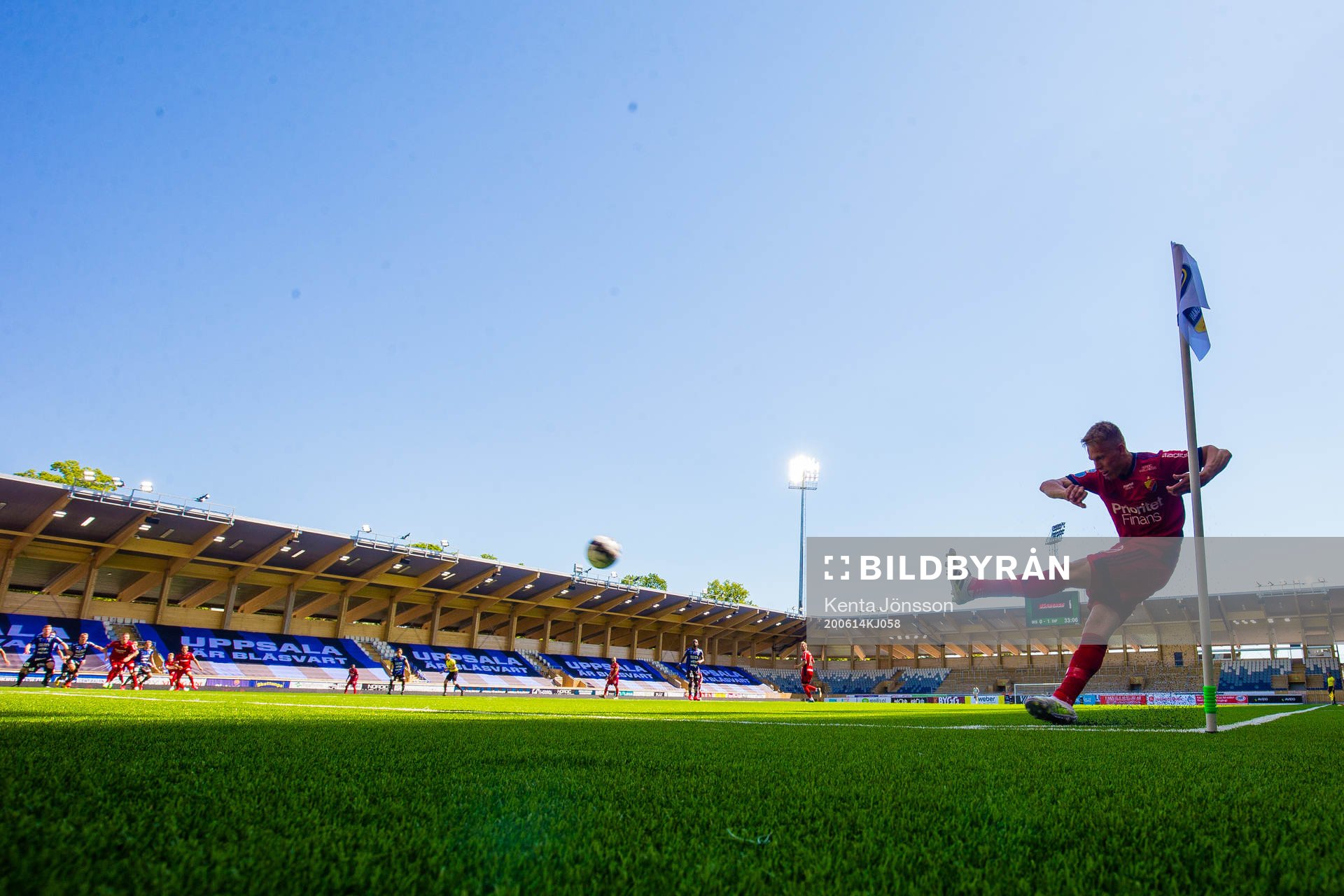Djurgårdens Jonathan Augustinsson med hörna på