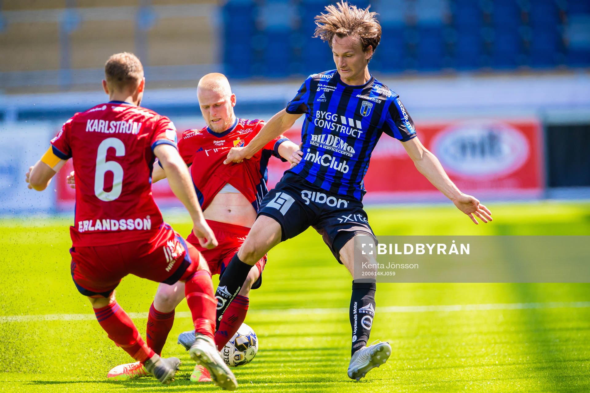 Djurgårdens Jesper Karlström och Kalle Holmberg i kamp om