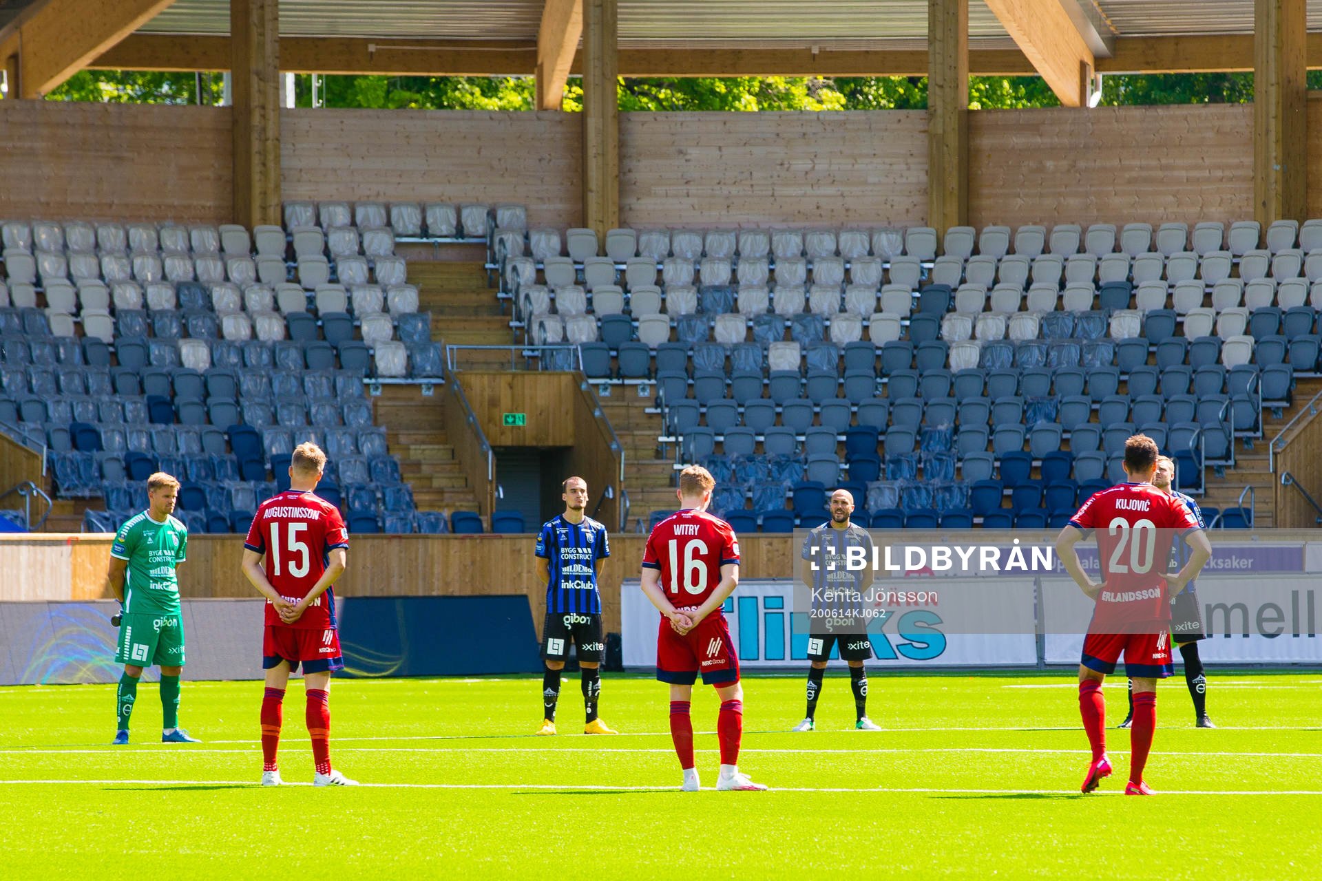 Sirius och Djurgårdens spelare har en tyst en minut