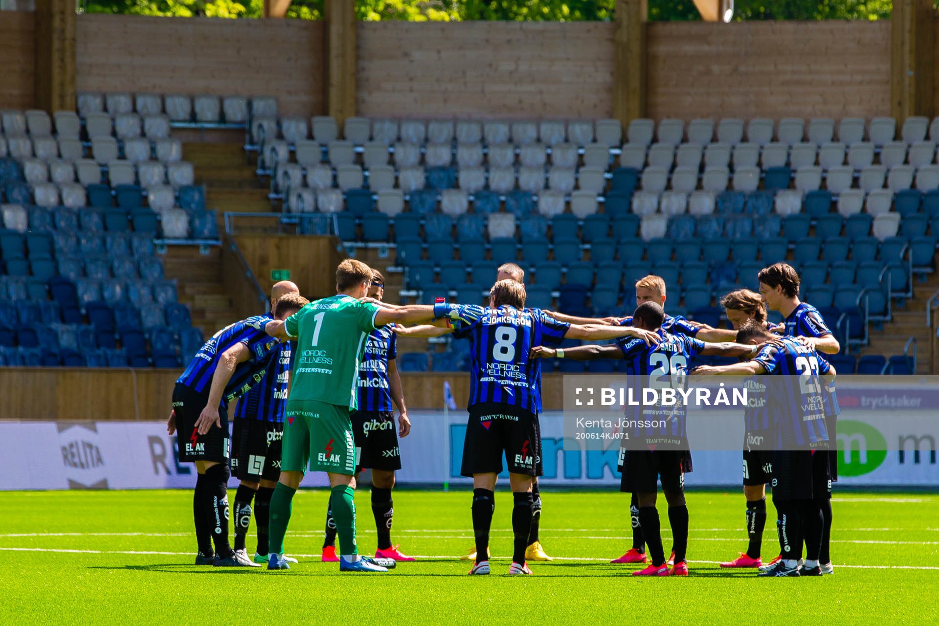 Sirius spelare samlas i en ring inför fotbollsmatchen i Allsvenskan mellan Sirius och Djurgården den 14 juni 2020 i Uppsala.