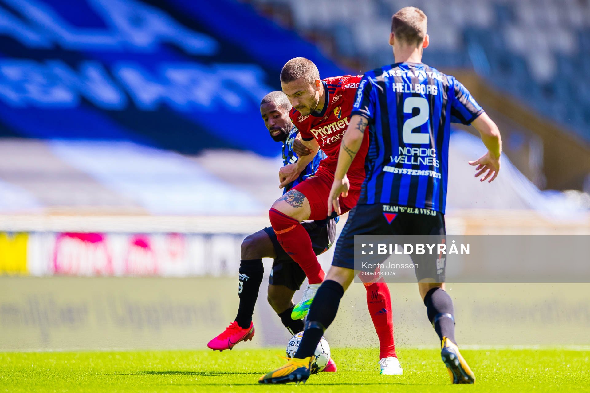 Djurgårdens Erik Berg i kamp om bollen med Sirius Mohammed Saeid och Karl Larson under fotbollsmatchen i Allsvenskan mellan Sirius och Djurgården den 14 juni 2020 i Uppsala.