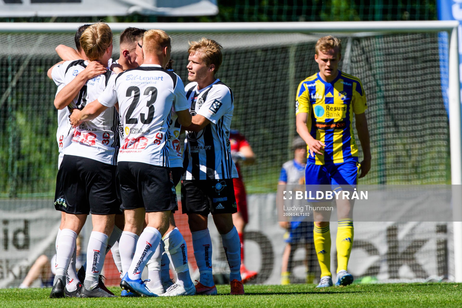 Lindomes Robert Lipovac jublar med lagkamraterna