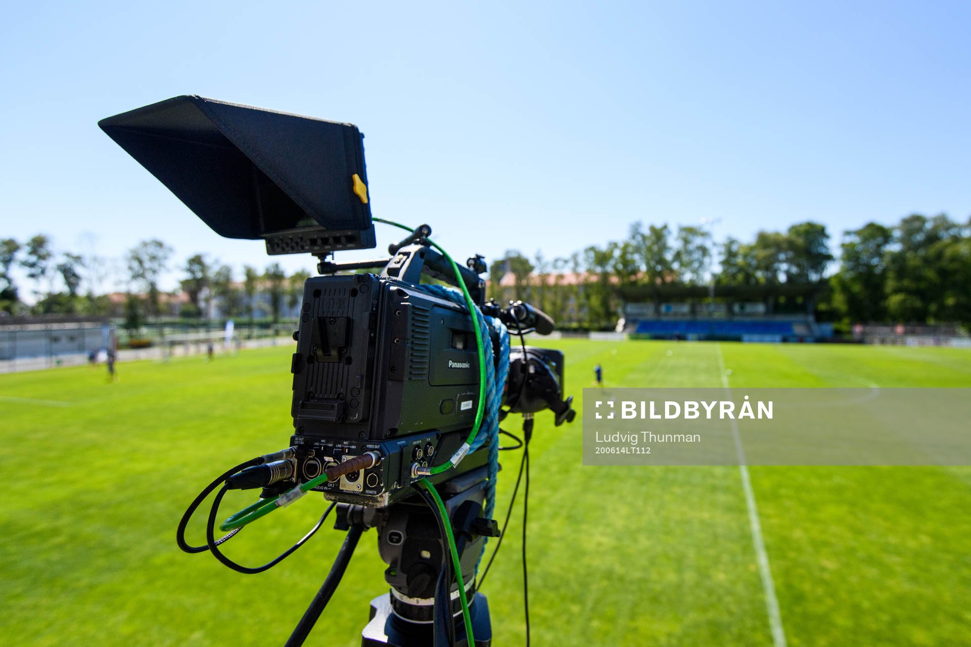 En tv-kamera från företaget SportsGround står uppställd