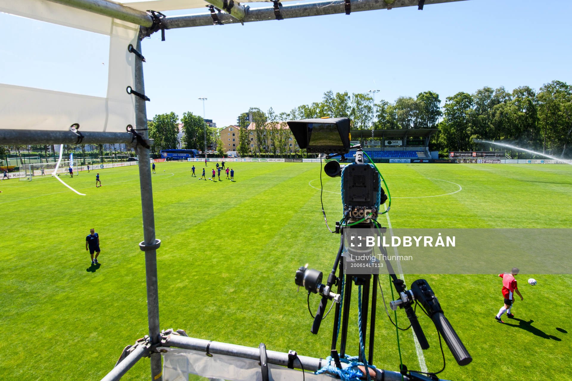 En tv-kamera från företaget SportsGround står uppställd